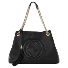 Gucci - Sac à bandoulière en cuir de veau velouté noir avec chaîne Soho - taille moyenne