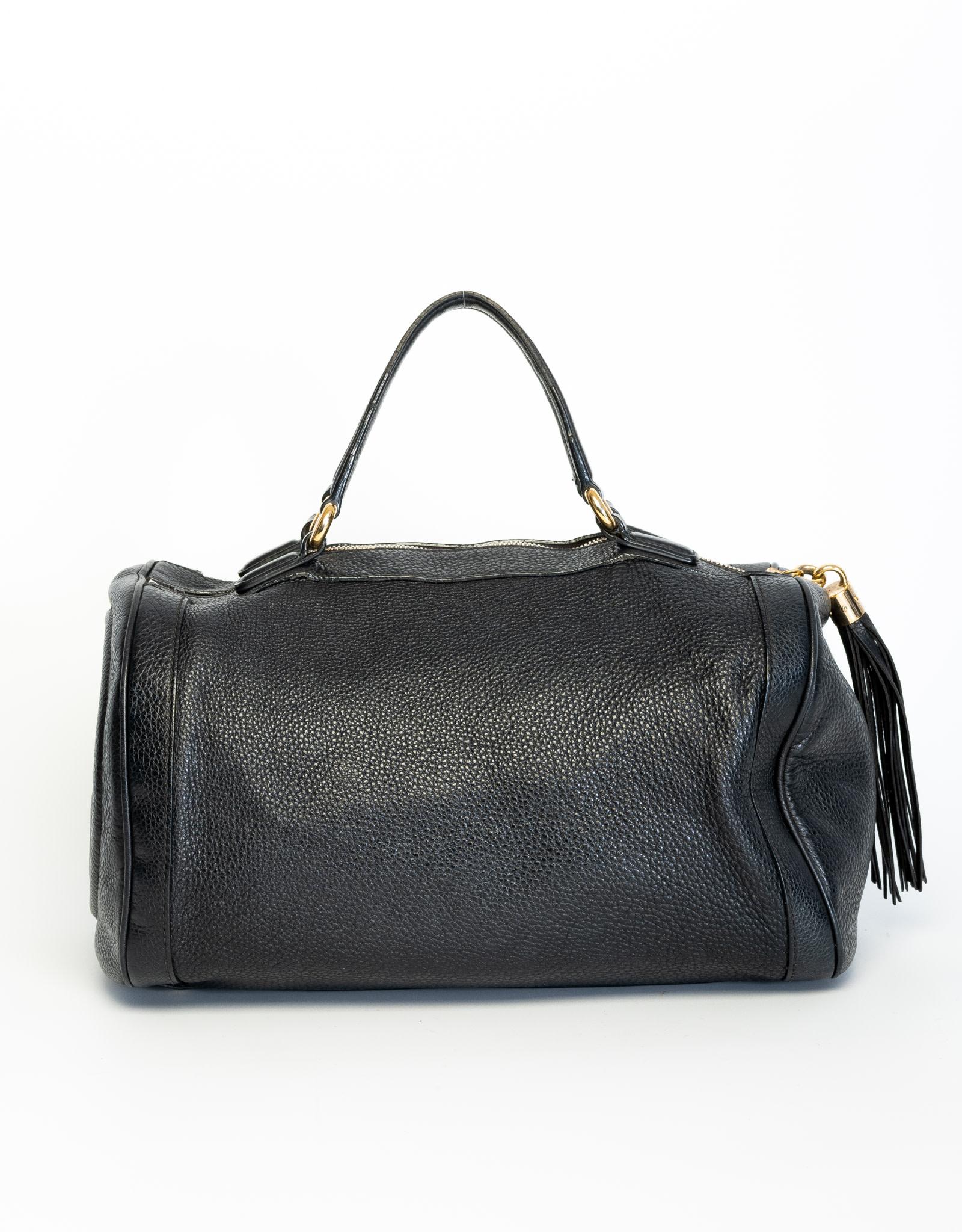 Ce sac à main Gucci est réalisé en cuir texturé noir et orné d'une broderie GG imbriquée sur un côté. Il est doté de poignées supérieures en cuir, d'une fermeture éclair à pompon en cuir et d'une doublure intérieure en tissu.

COULEUR :