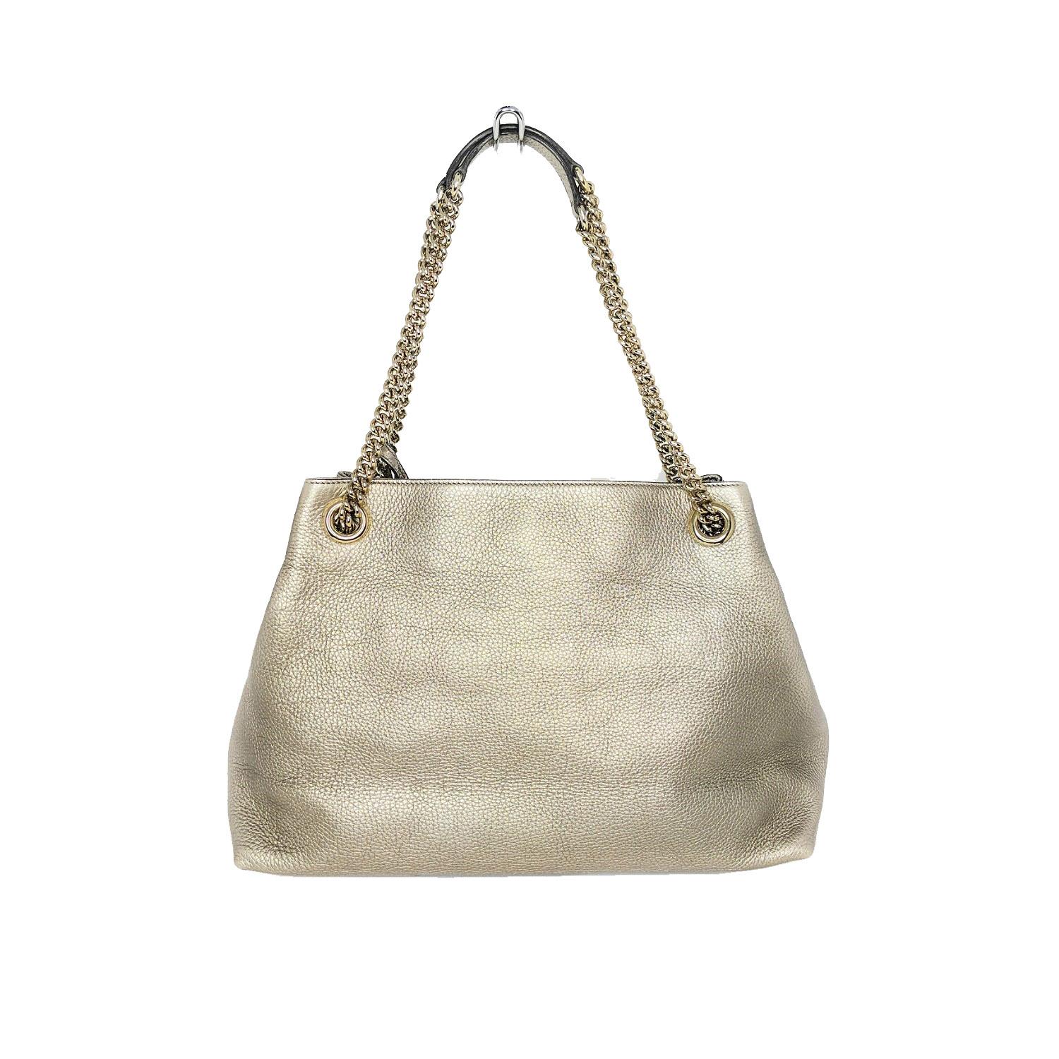 We can always count on Gucci for styles that we love now and later. This gorgeous Gucci Pebbled Calfskin Leather Soho Chain Tote Bag features the iconic bold GG logo embroidered on the front. The bag is made of supple pebbled leather with light