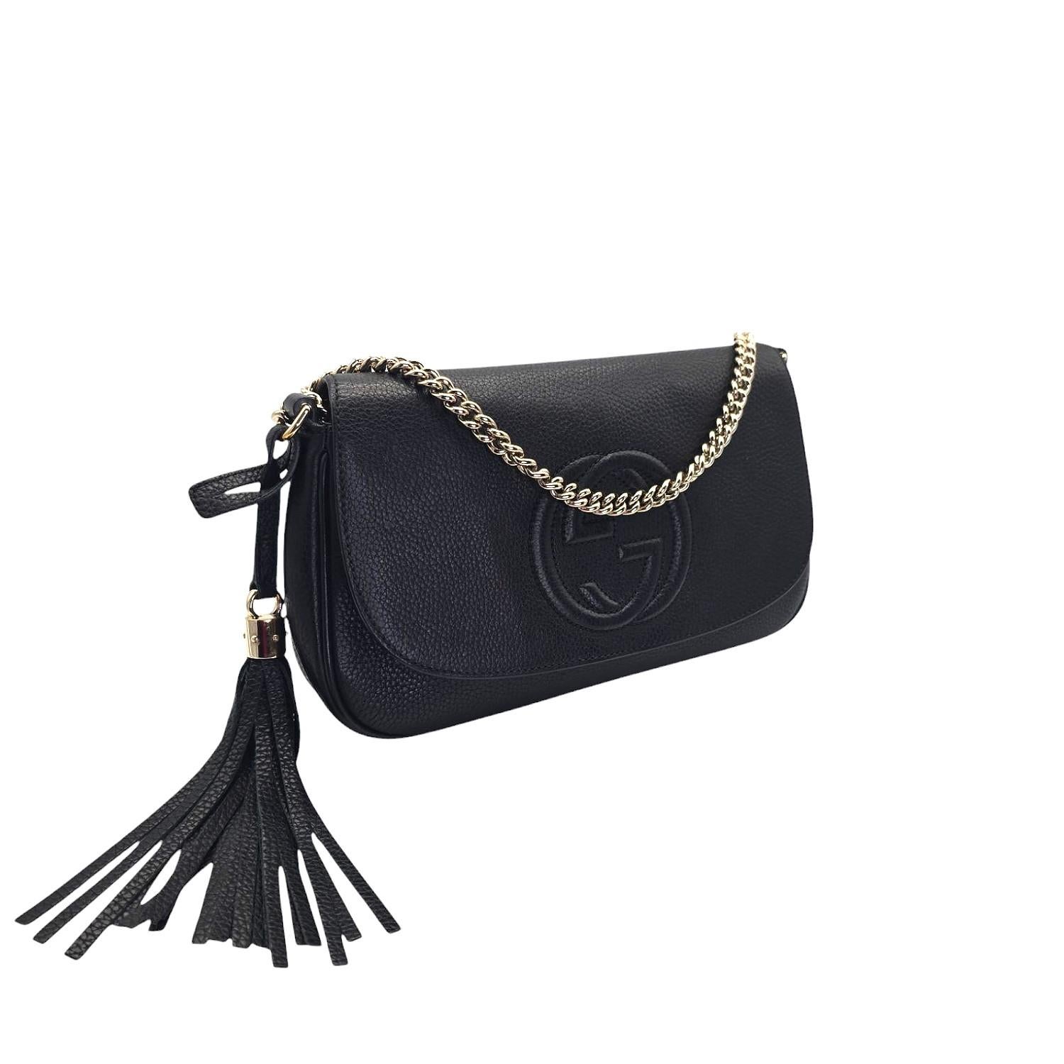 Date un capricho de lujo con el Bolso crossbody mediano con solapa Soho de piel de becerro granulada Gucci. Confeccionado en piel de becerro granulada de primera calidad, este elegante bolso de mano incluye una larga correa de cadena para el hombro