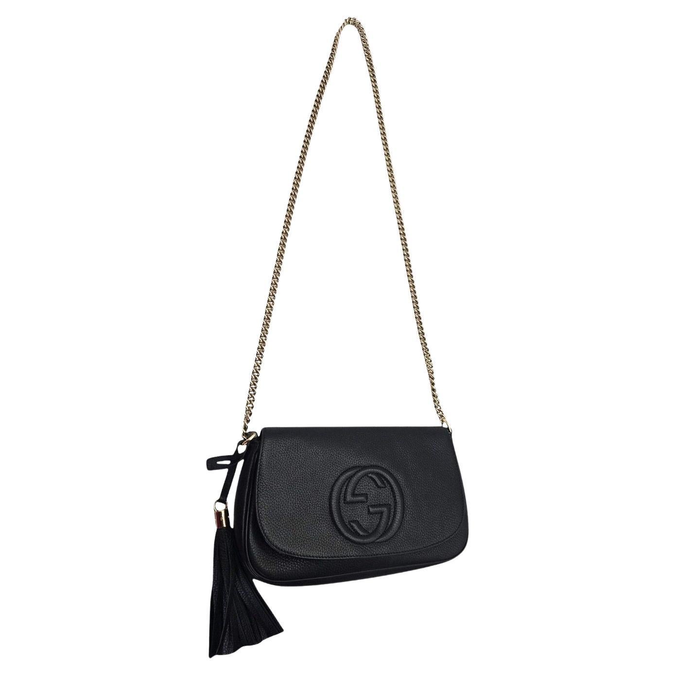 Bolso crossbody mediano con solapa Soho de piel de becerro granulada Gucci en venta