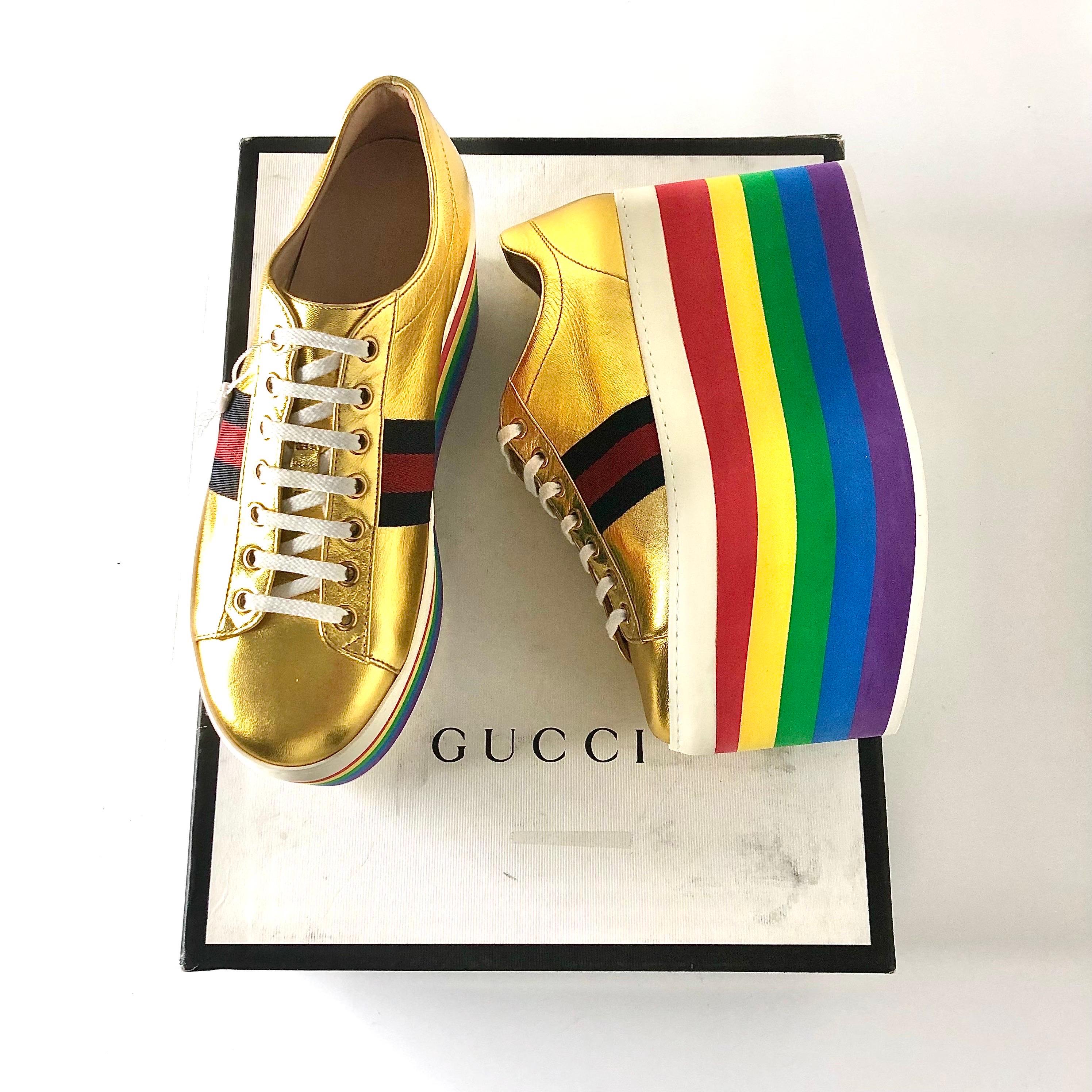 Zapatillas con plataforma Gucci Peggy en dorado metalizado arco iris
En caja, ligeros signos de prueba o desgaste en las suelas
Color Multi
Talla 39EU
Parte superior de piel
Suela de plataforma de goma
Estilo bajo
Piel dorada metalizada 
Acento raya