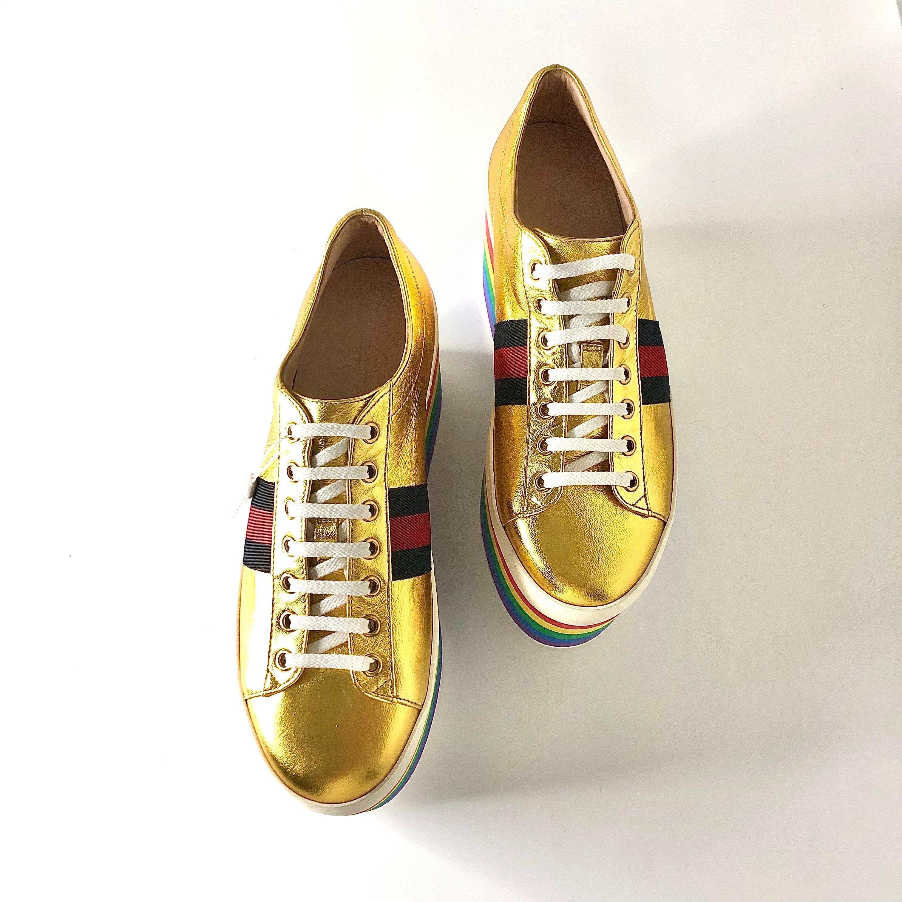 Gucci Peggy Rayas Arco Iris Oro Metálico Plataforma Zapatillas 39 en Excelente estado para la venta en Mechanicsville, VA