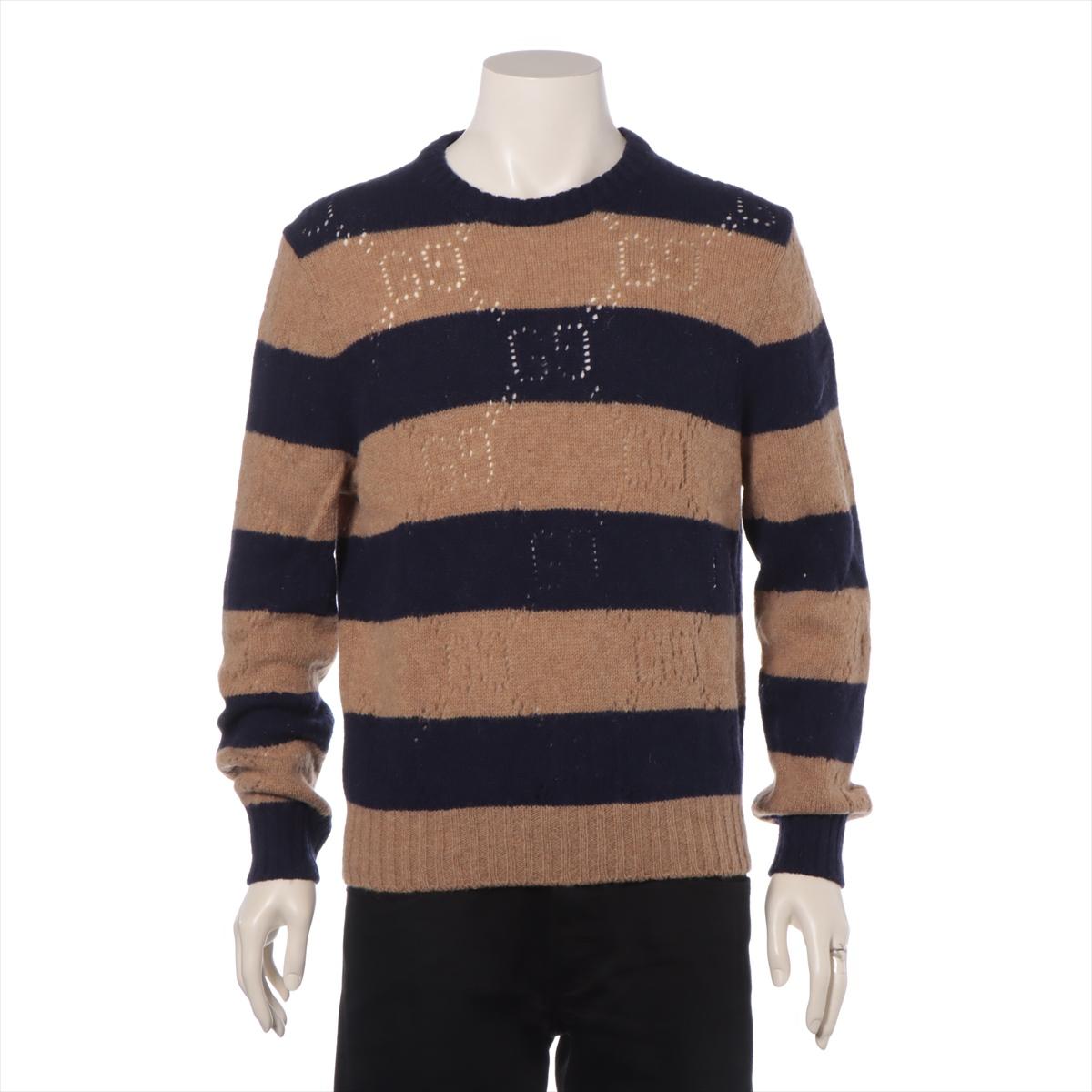 La sudadera de punto de lana Gucci Perforated GG Pattern Stripe en marrón y azul marino es una pieza refinada que combina el lujo con el diseño contemporáneo. Confeccionada en lana de primera calidad, la sudadera presenta un distintivo estampado GG