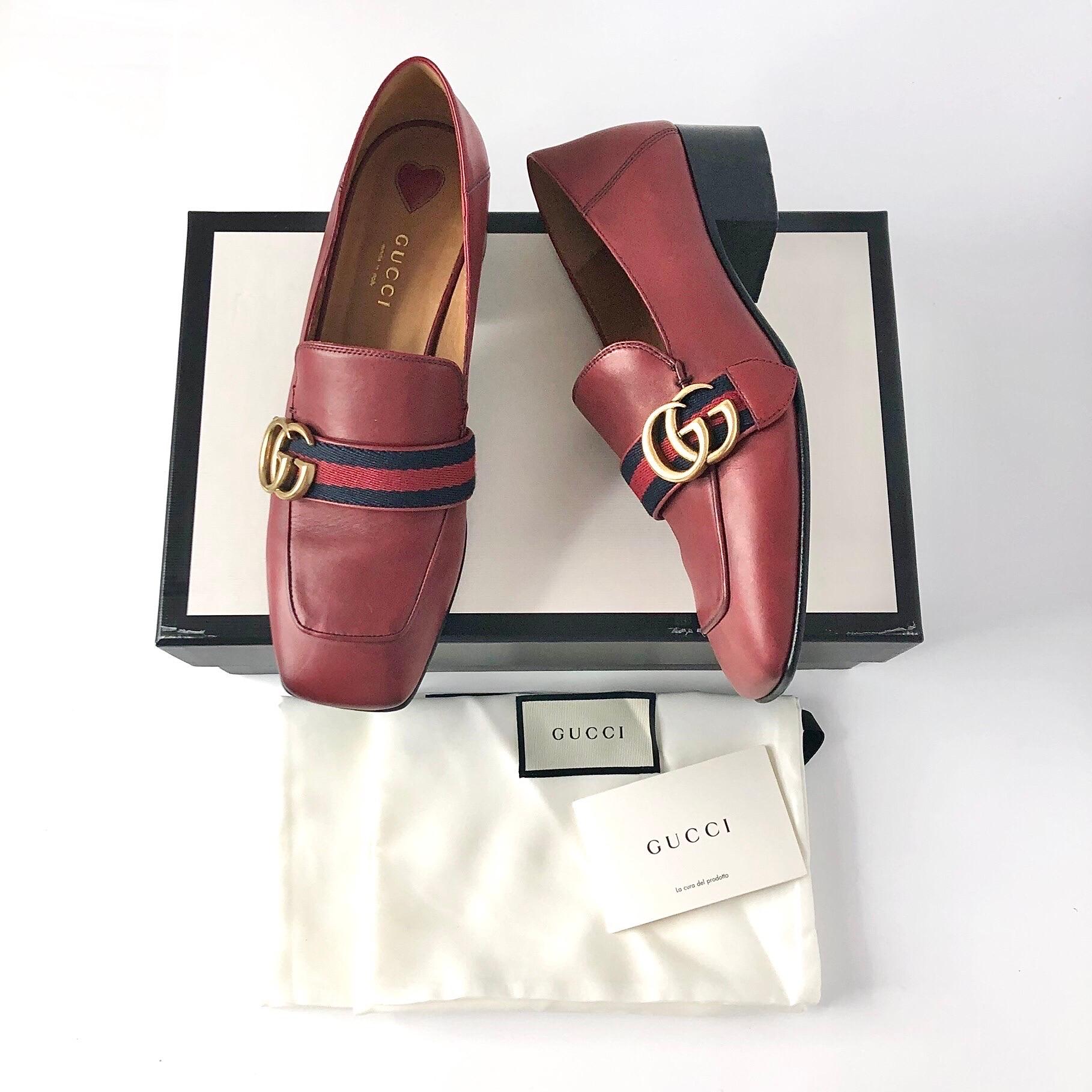 Mocassini Gucci Peyton Web Stripe 75 mm con glitter
In scatola originale, con dustbag
Colore Rosso Ibisco
Taglia 37EU
Tomaia in pelle
Foderato in pelle
Ferramenta con finitura in ottone a doppia G
Suola con plateau
Tacco a blocco
Dettaglio a righe
