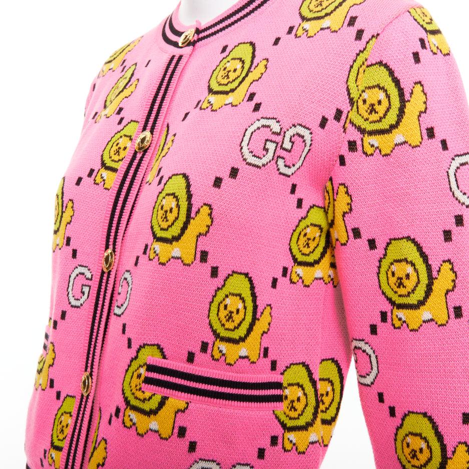 GUCCI PIKARAR pink yellow cotton Kawaii Lion GG monogram cropped cardigan XXS
Reference: AAWC/A01426
Brand: Gucci
Designer: Alessandro Michele
Collection: Pikarar
Material: Cotton
Color: Pink, Yellow
Pattern: Cartoon
Closure: Button
Extra Details: