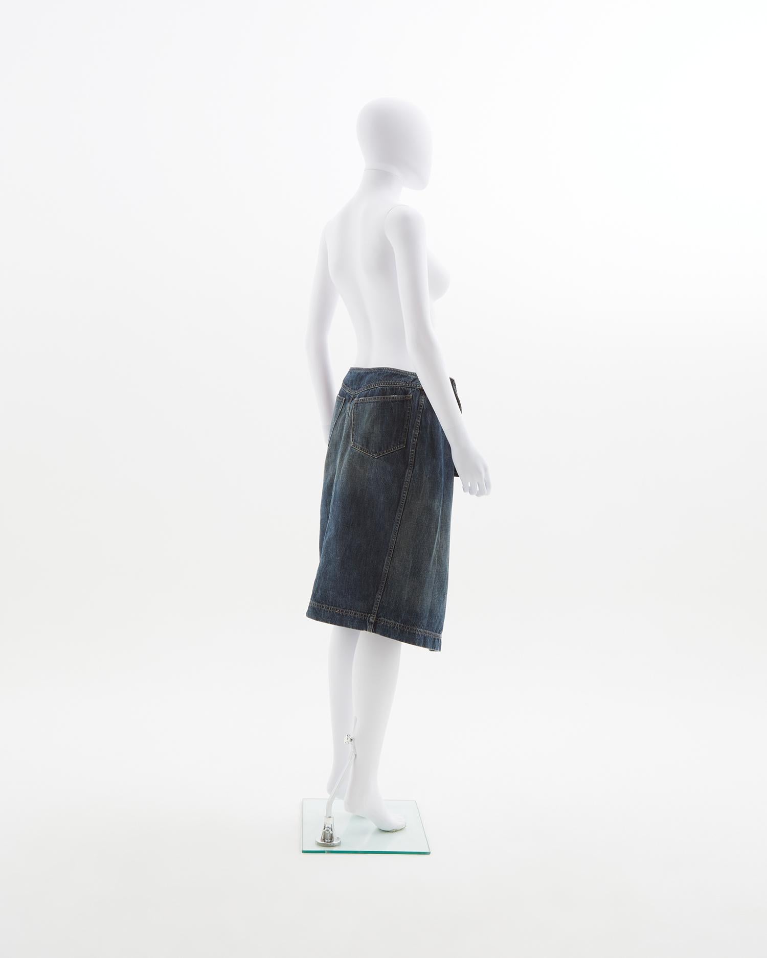 - Designed by Tom Ford 
- Sold by Skof.Archive
- Wrap mid-rise skirt 
- Pin detail with Gucci logo engraved 
- Spring Summer 2000

Size: 
FR 36 - IT 40 - UK 8 - US 4 (EU)

Measurements:
Waist  39 cm / 15”
Total Length  64 cm / 25”

Composition: