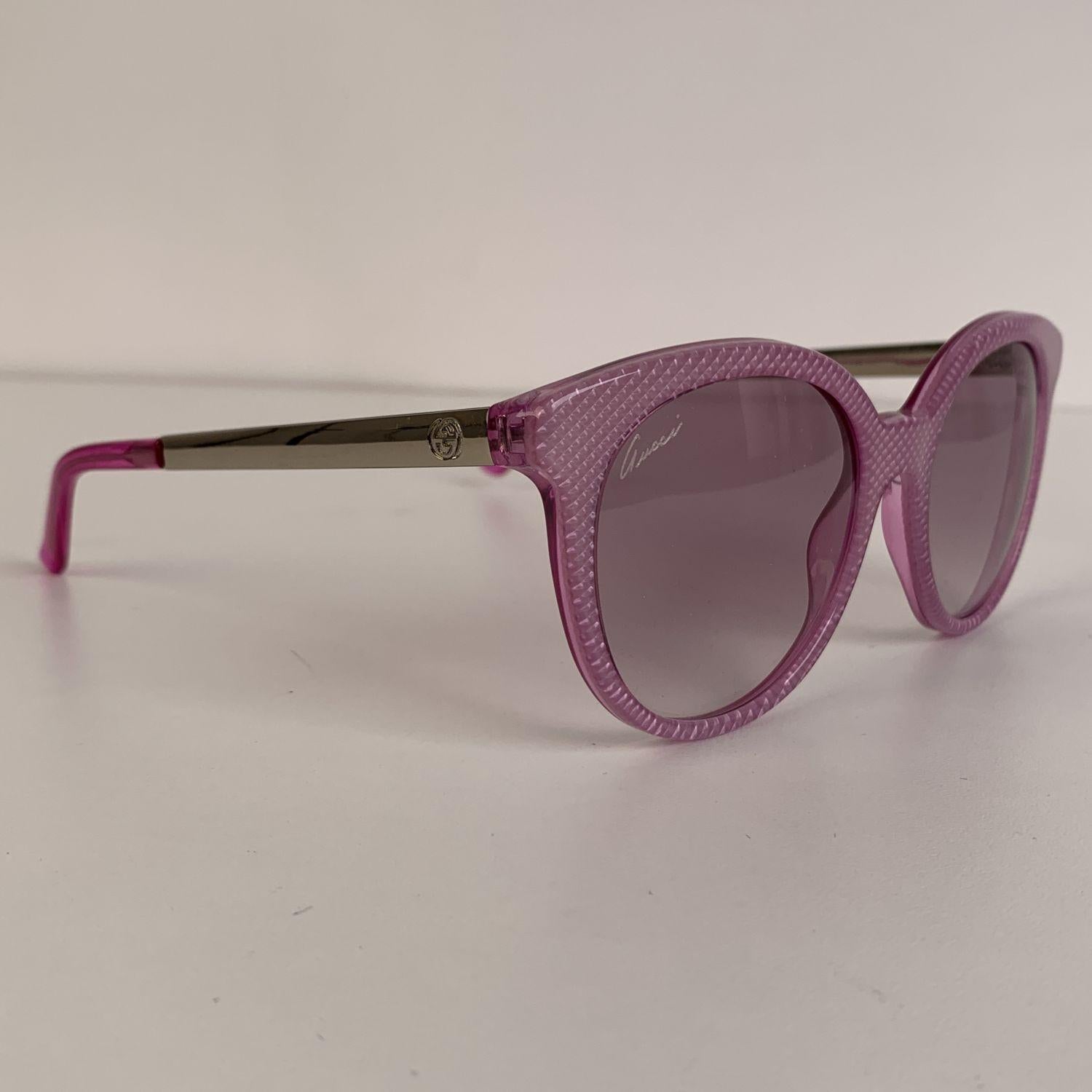 Gucci Women's Sunglasses 3674 / S, Pink acetate frame with silver metal arms. GG - GUCCI logo on temples. Gradient nylon lenses. Refs and numbers: GG3674/S - 10NN3 - 53/19 - 140.



Details

MATERIAL: Acetate

COLOR: Pink

MODEL: GG3674/S

GENDER: