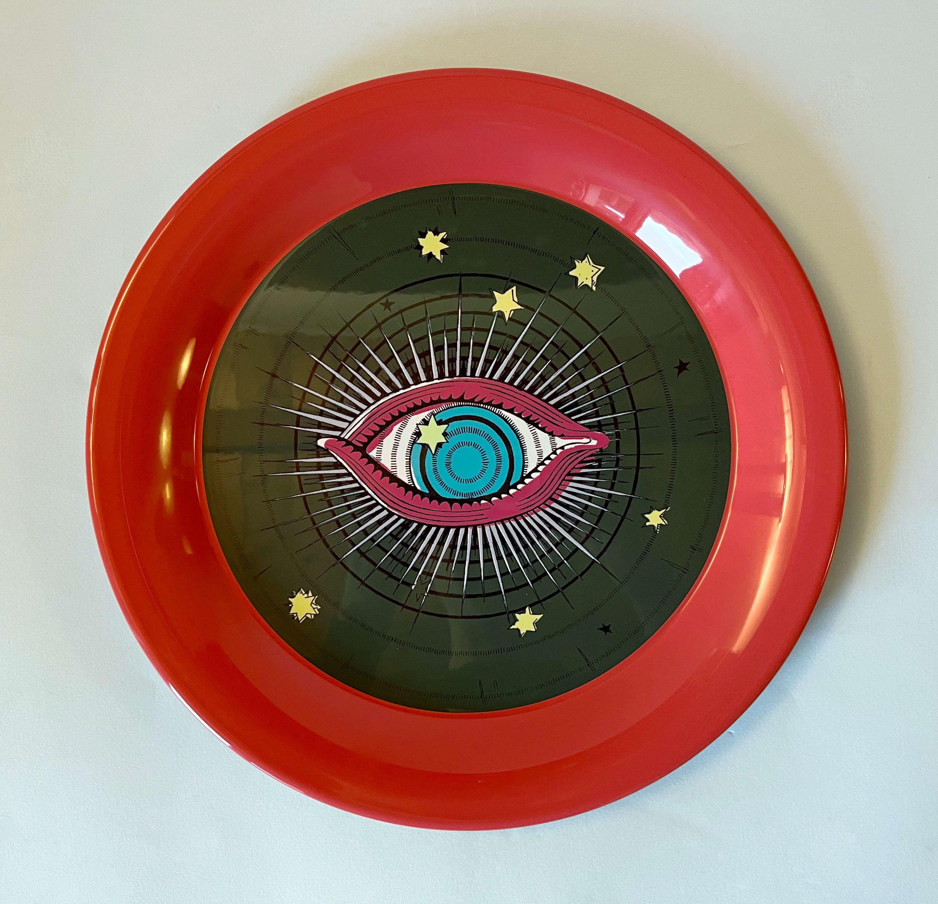 Plato o bandeja de servir redonda de metal rosa y ojo negro de Gucci con base de terciopelo verde oscuro / Fabricado en Italia en 2017
Sello original en la parte inferior / viene en su caja original
Diámetro: 13 pulgadas / Altura: 1 pulgada
1
