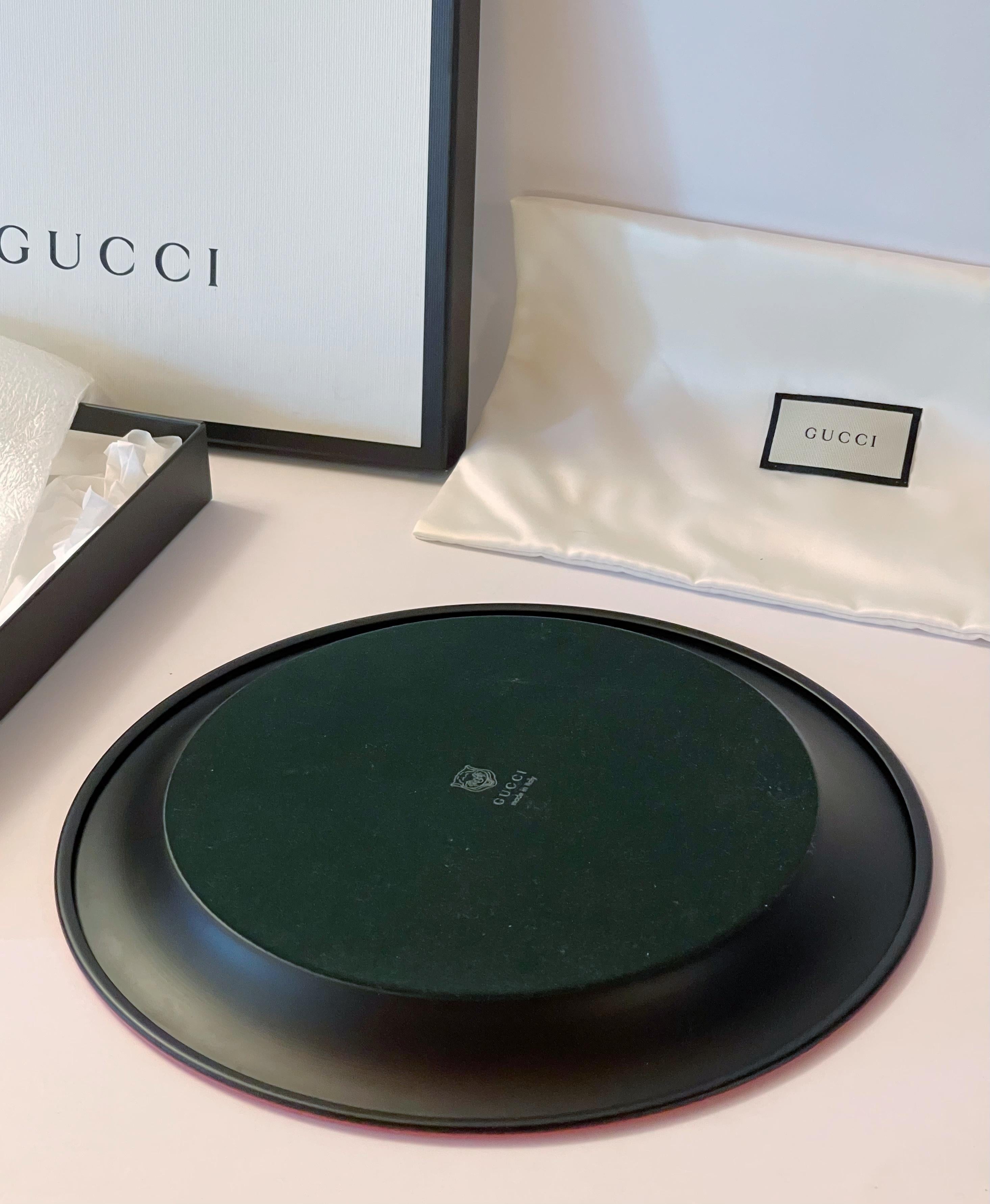 Métal Plateau pour les yeux rose et noir de Gucci en vente