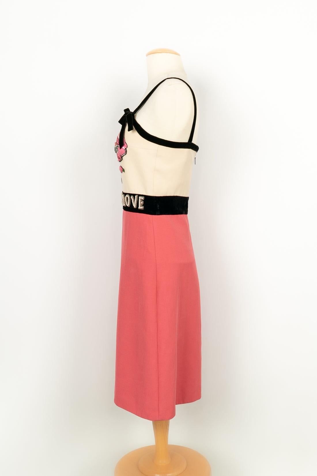 Gucci - Pink and off-white dress, embroidered with sequins and rhinestones, edged with black velvet. No size indicated, it fits a 36FR. Cruise 2017 Collection.

Additional information:
Condition: Very good condition
Dimensions: Chest: 44 cm - Waist: