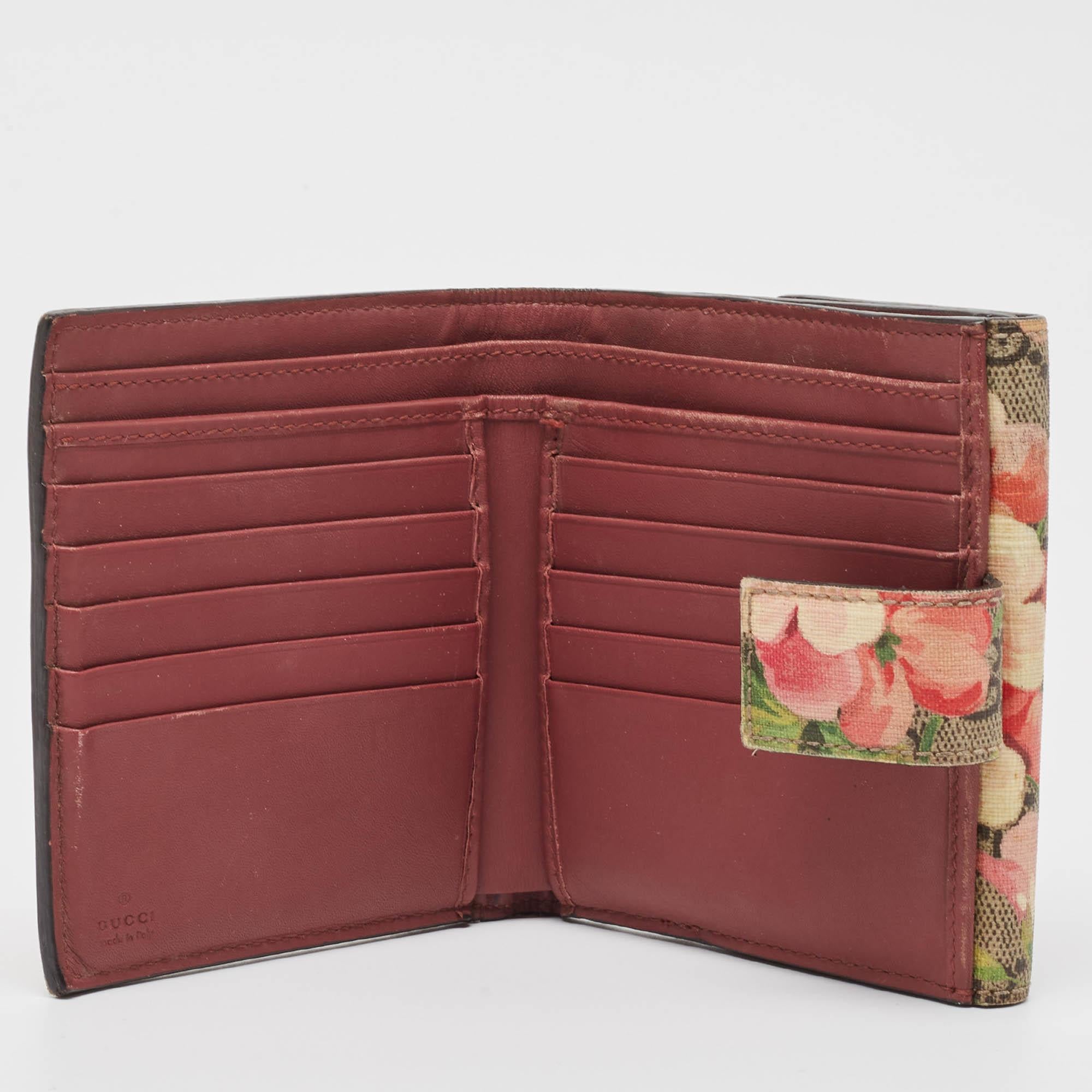 This Gucci GG Supreme Blooms wallet is carefully crafted to offer you a luxurious accessory you will cherish. It is marked by high quality and enduring appeal. Invest in it today