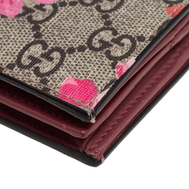 Portefeuille à cartes Gucci rose/beige GG Supreme en toile et cuir Blooms  sur 1stDibs