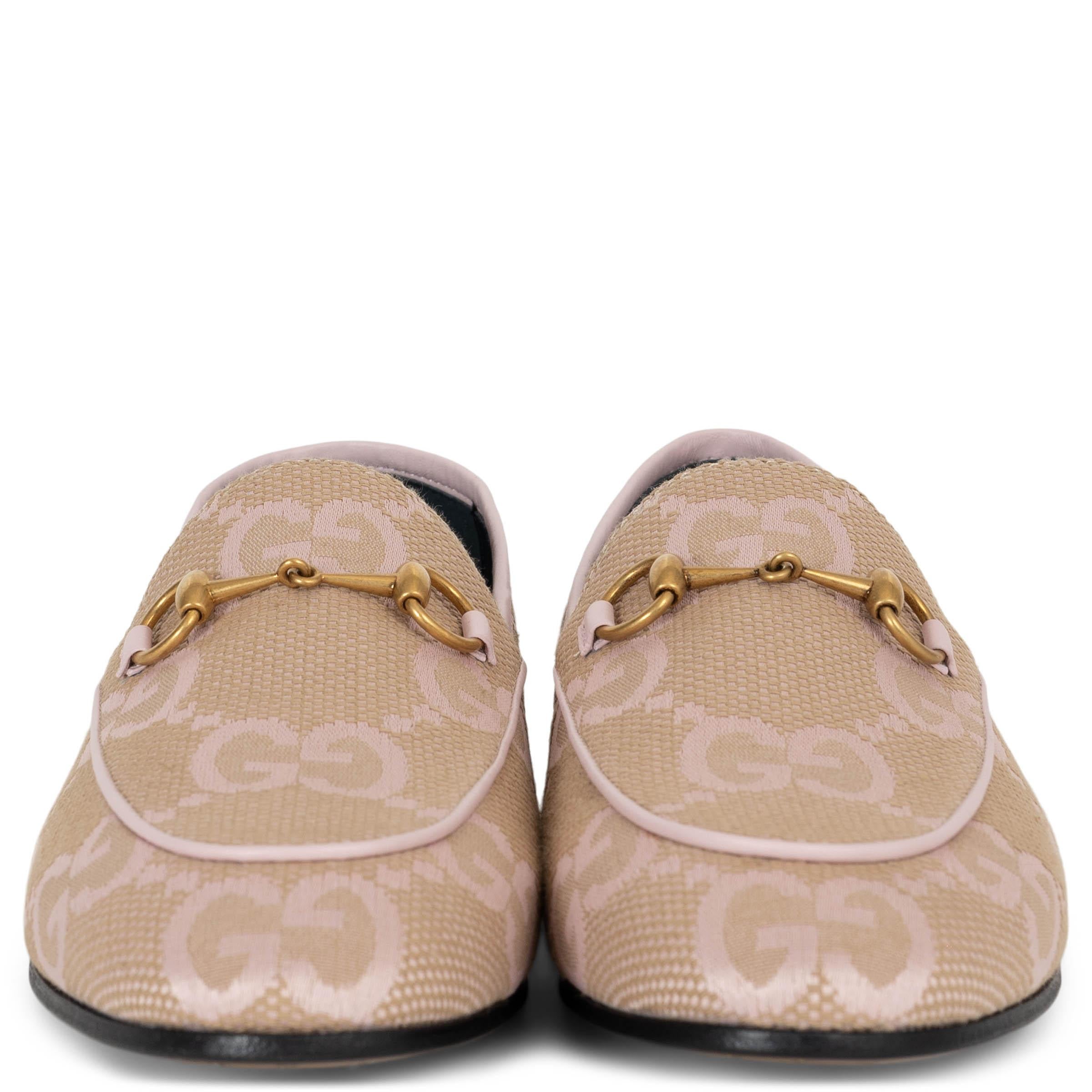 Diese 100% authentischen Gucci Jordaan Loafers aus blassrosa und beigem Jumbo GG Canvas bieten eine raffinierte Interpretation des ikonischen Designs des Hauses. Die zeitlose, runde Zehensilhouette ist mit der charakteristischen Messingschnalle für