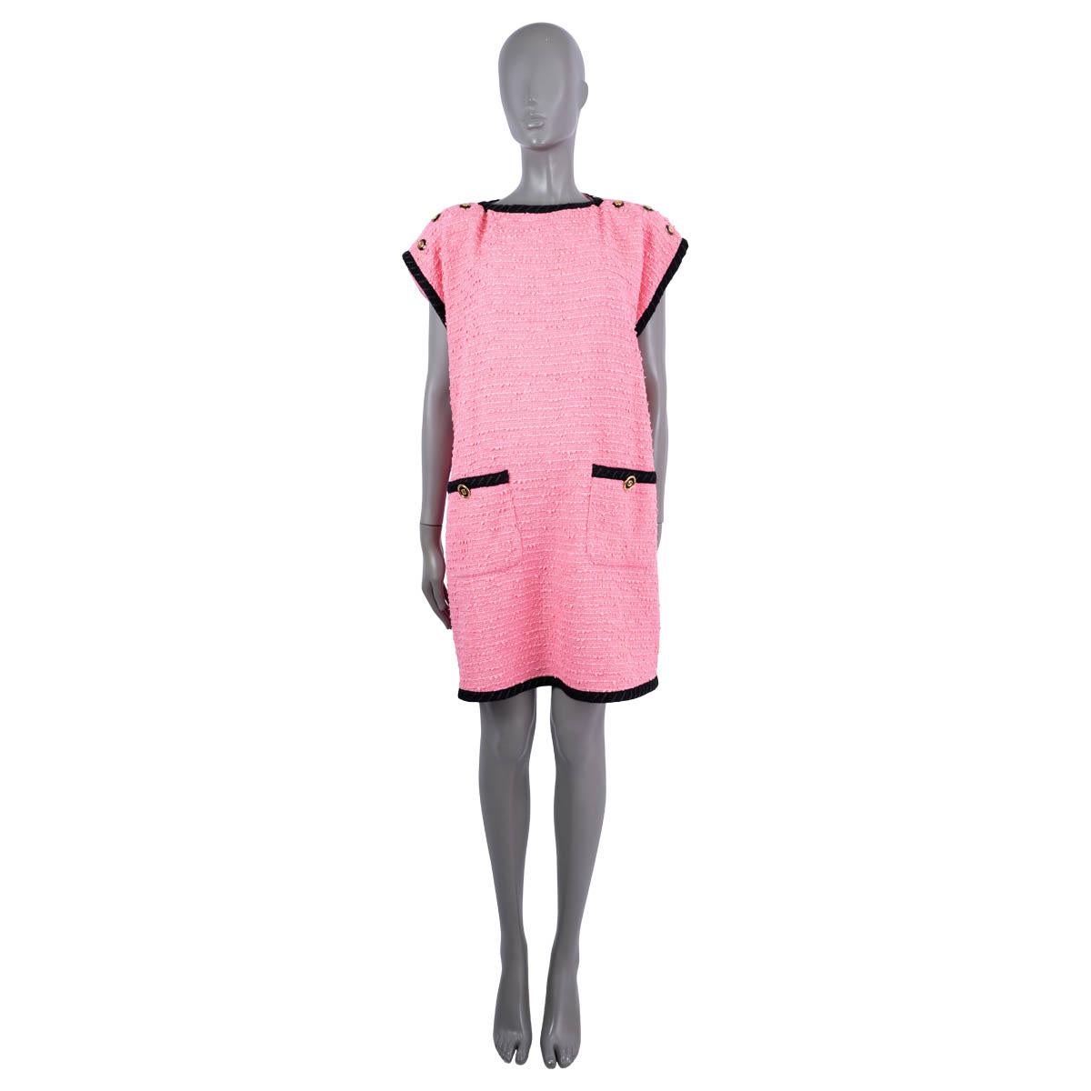 100% authentic Gucci short sleeve shift dress in pink boucle tweed cotton (80%), polyamide (13%) and viscose (7%). Features a boat neck, black trims, cap sleeves and two buttoned front pockets and buttons on the neck. Closes with a concealed zipper