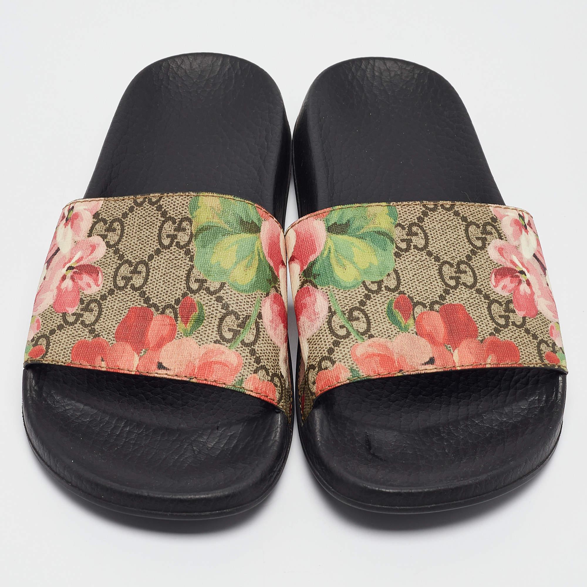 Gucci Pink/Black GG Bloom Supreme Canvas Slide Flats Size 35 In Good Condition In Dubai, Al Qouz 2