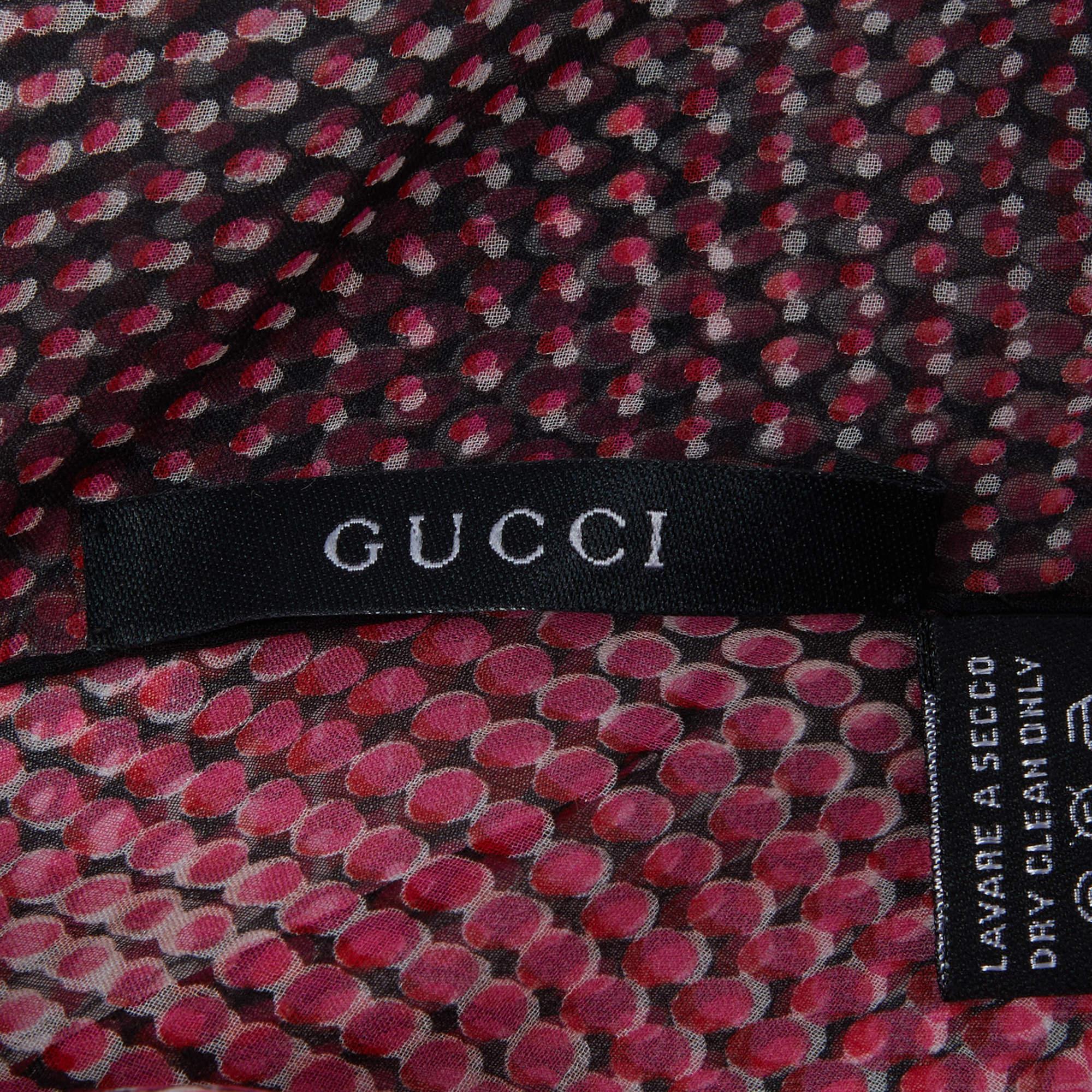 Gucci - Étole en mousseline de soie rose/noir imprimée d'illusions d'optique Excellent état - En vente à Dubai, Al Qouz 2