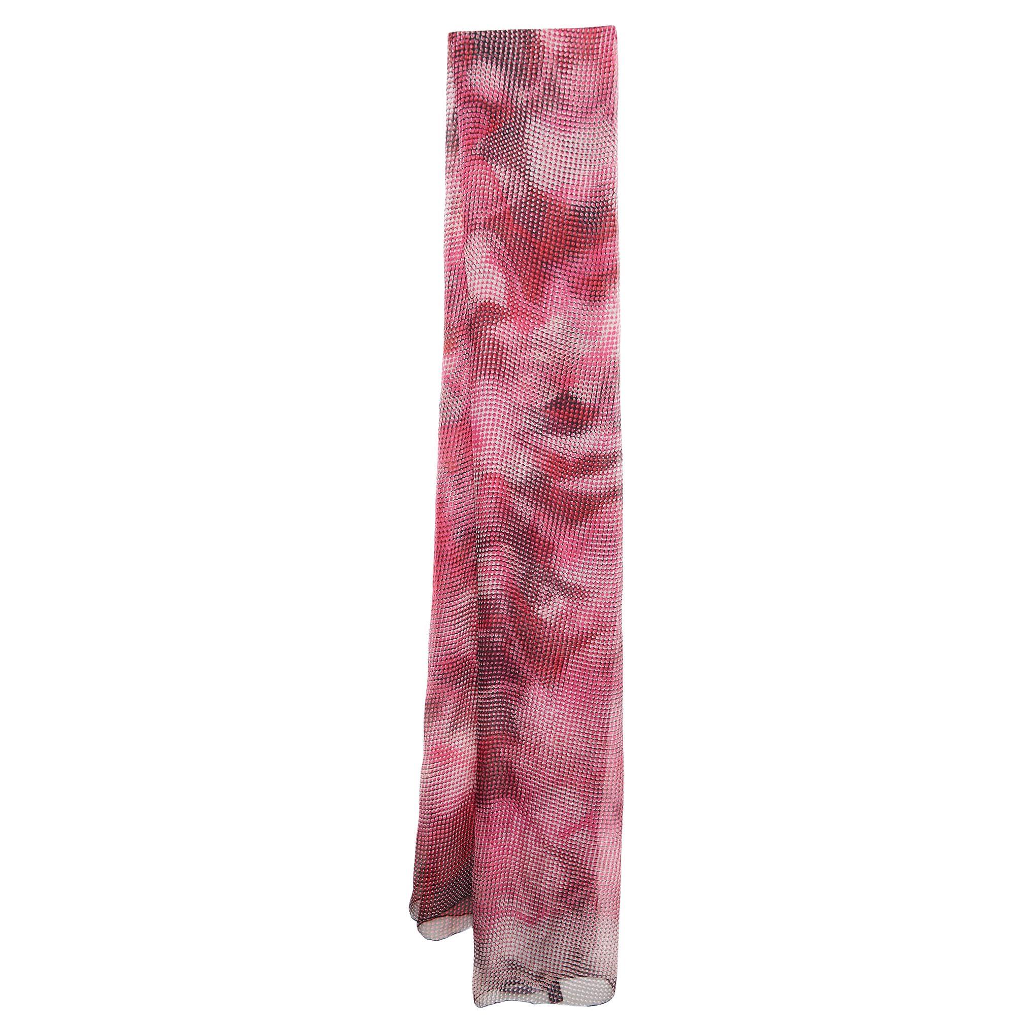 Gucci - Étole en mousseline de soie rose/noir imprimée d'illusions d'optique en vente