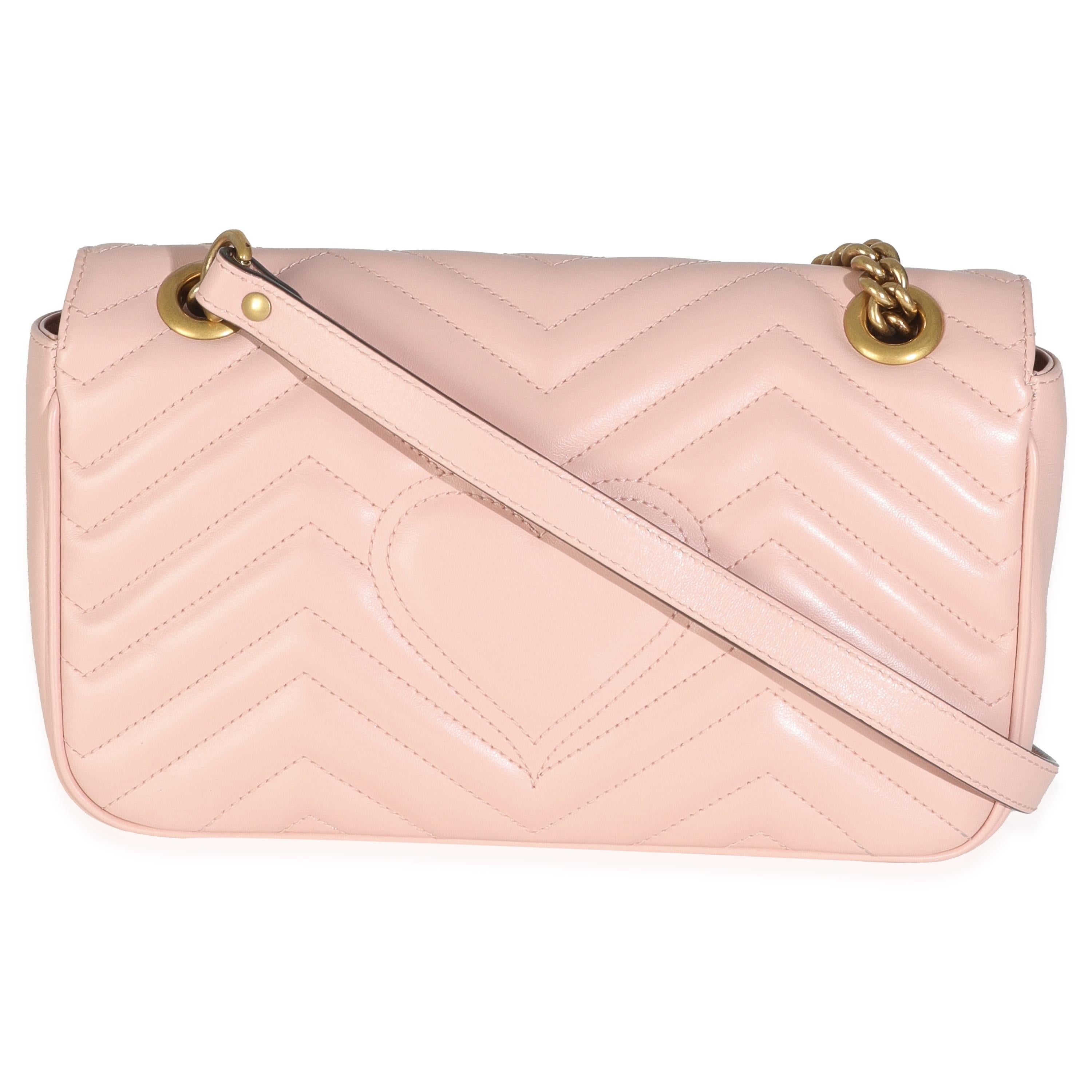 Titolo dell'elenco: Gucci Borsa a tracolla piccola GG Marmont in pelle di vitello rosa Matelasse
SKU: O147175
Condizioni: Usato 
Descrizione delle condizioni: Il modello Marmont di Gucci è un'estensione della cintura GG firmata dalla Maison negli