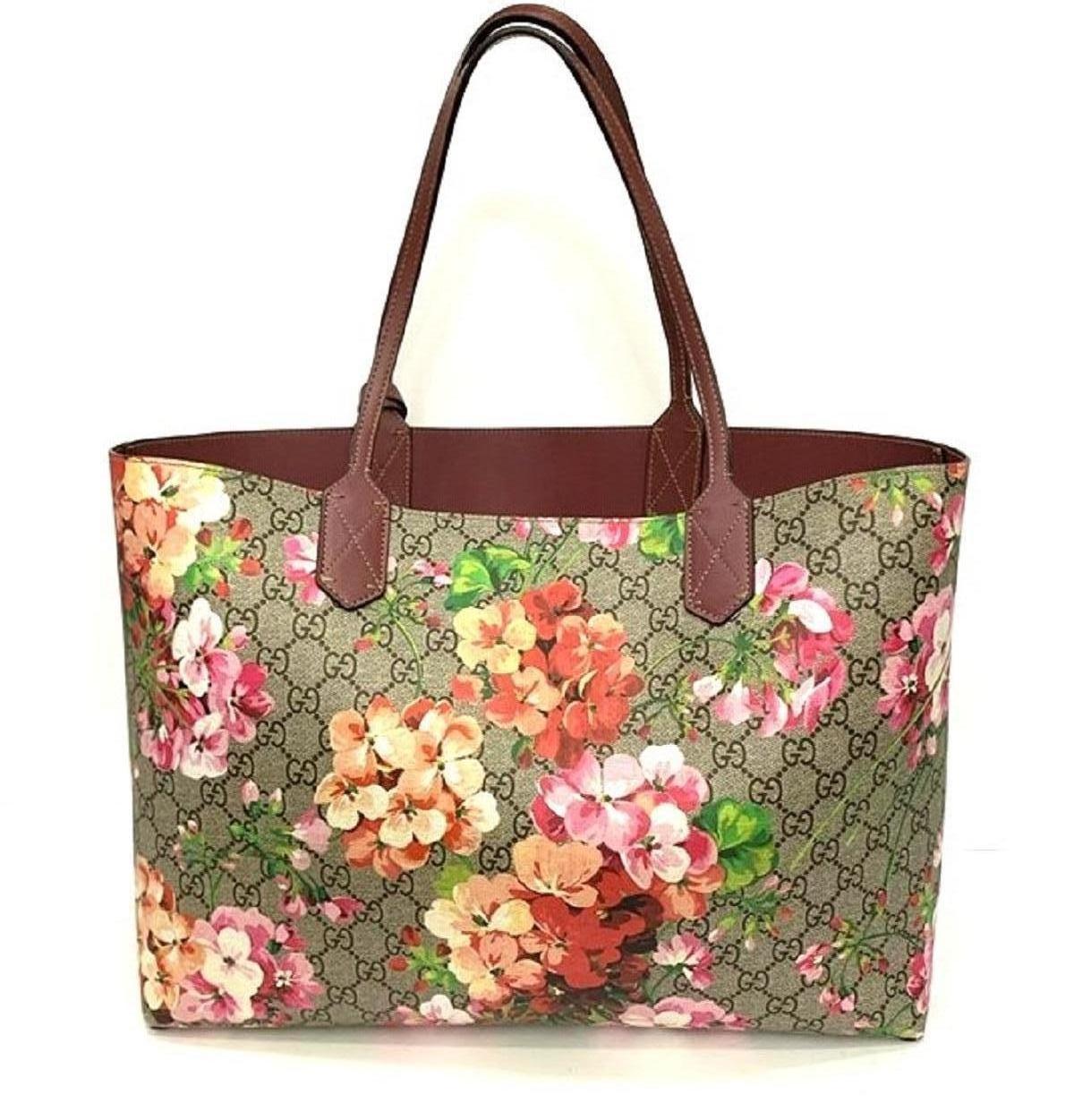 Gucci blooms line backpack made of GG supreme canvas with antique pink leather details. Completely decorated with pink flowers. Front closure with hook. Internally it is lined in antique pink fabric. Front pocket pocket with zip closure. Very roomy.