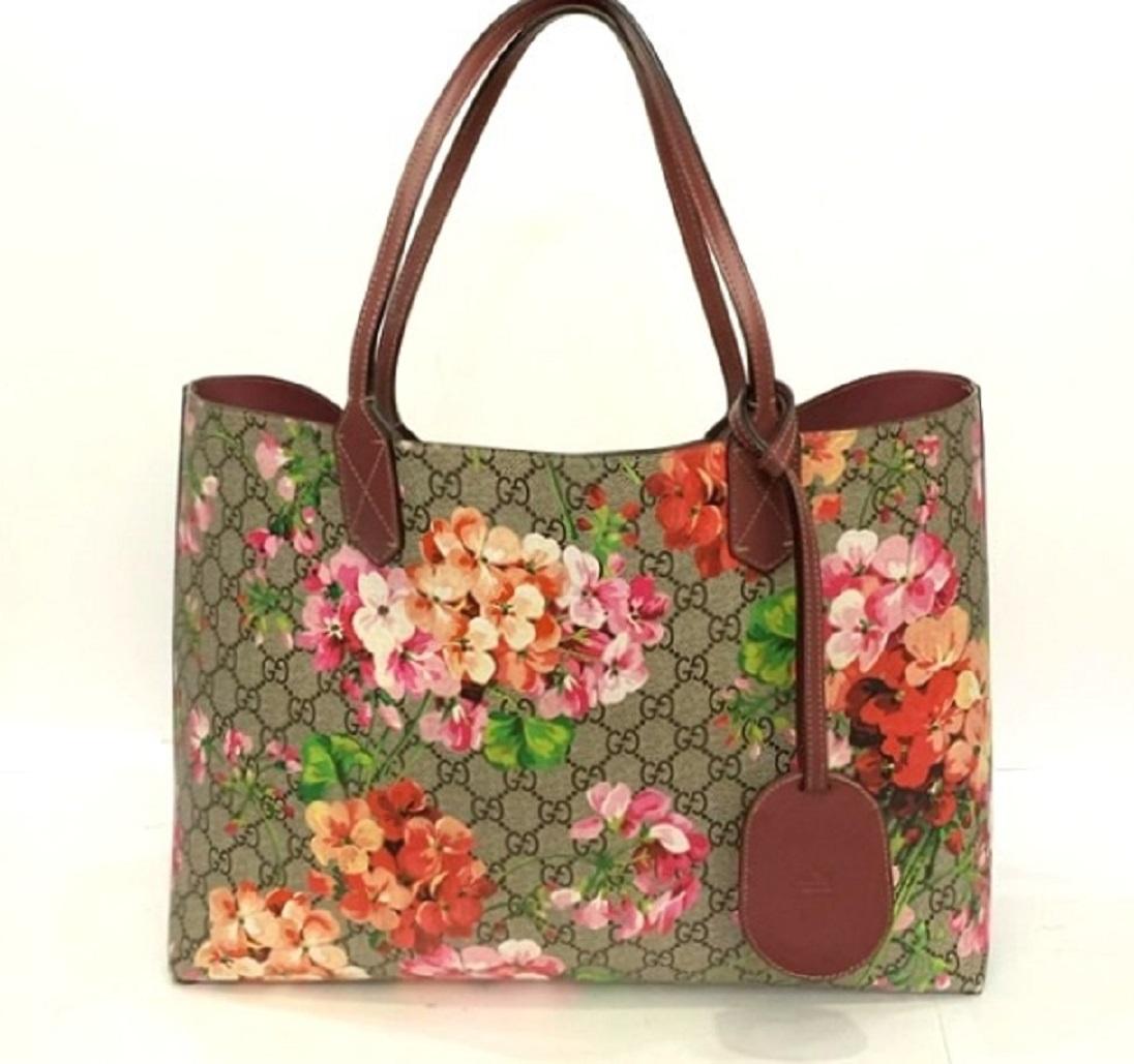 Shopper signed Gucci line blooms made of GG supreme canvas with handles and details in antique pink leather. Completely decorated with green flowers. Double handle and without closure. Internally very large. New condition.
