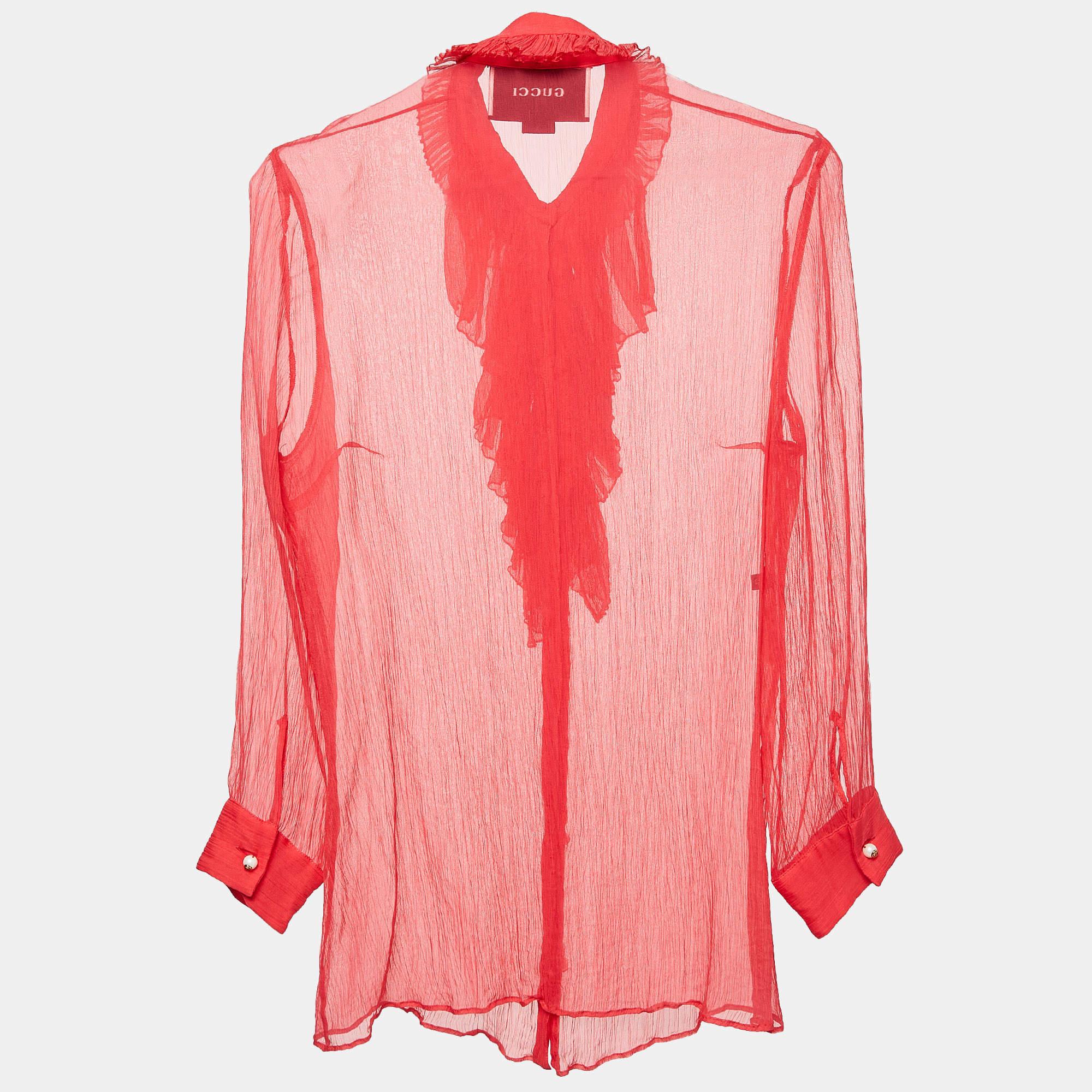 Questa creazione si abbina a gonne e pantaloni  tute  o jeans. Con l'obiettivo di essere versatile e confortevole  Gucci propone questa camicia con volant e bottoni, realizzata su misura in chiffon.