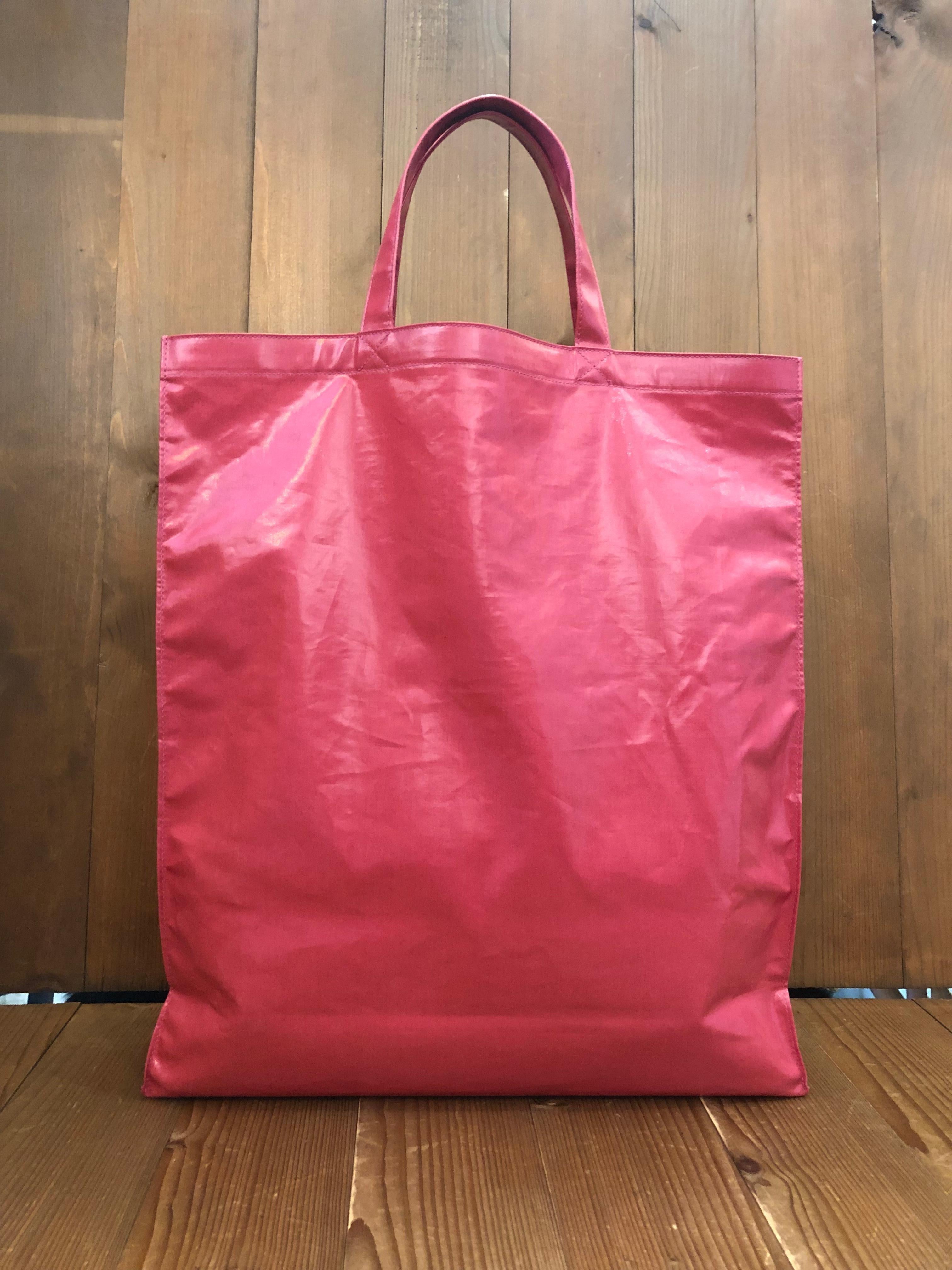 This GUCCI shopper tote is crafted of coated canvas in pink. This shopper tote opens to a spacious un-lined interior which makes in very lightweight. It is the perfect tote for carrying your documents for work or simply for carrying your groceries.