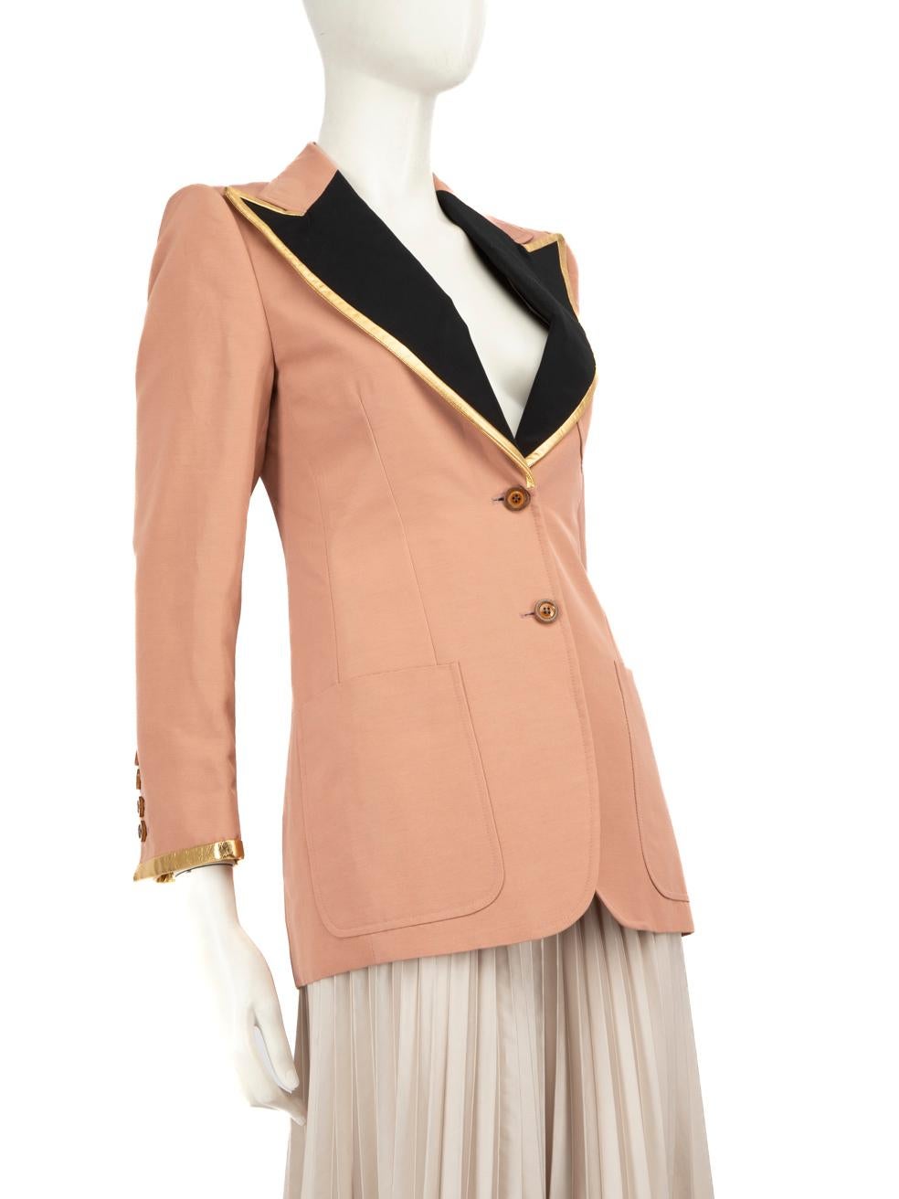 L'ÉTAT est très bon. L'usure du blazer est minime. Minuscules tiraillements au tissage sur le devant gauche vers le centre de cet article de revente de créateur Gucci d'occasion.
 
 Détails
 
 
 Rose
 
 Coton
 
 Blazer
 
 Simple poitrine
 
 Détail