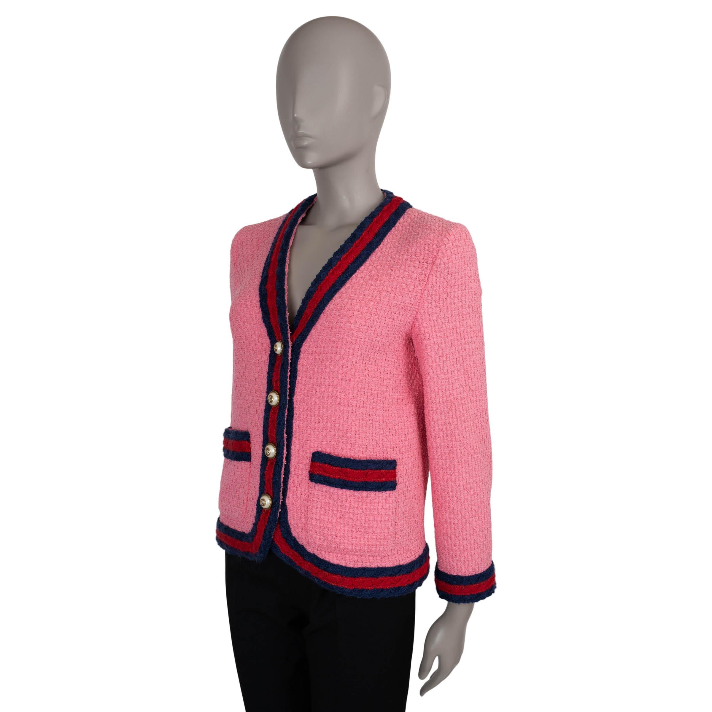 Esta chaqueta Gucci 100% auténtica de algodón tweed rosa (88%) y poliamida (12%) mezcla la sastrería clásica con los códigos de la casa. Diseñado con una silueta cuadrada y recortada, tiene escote en V, mangas 3/4 y dos bolsillos de parche. El