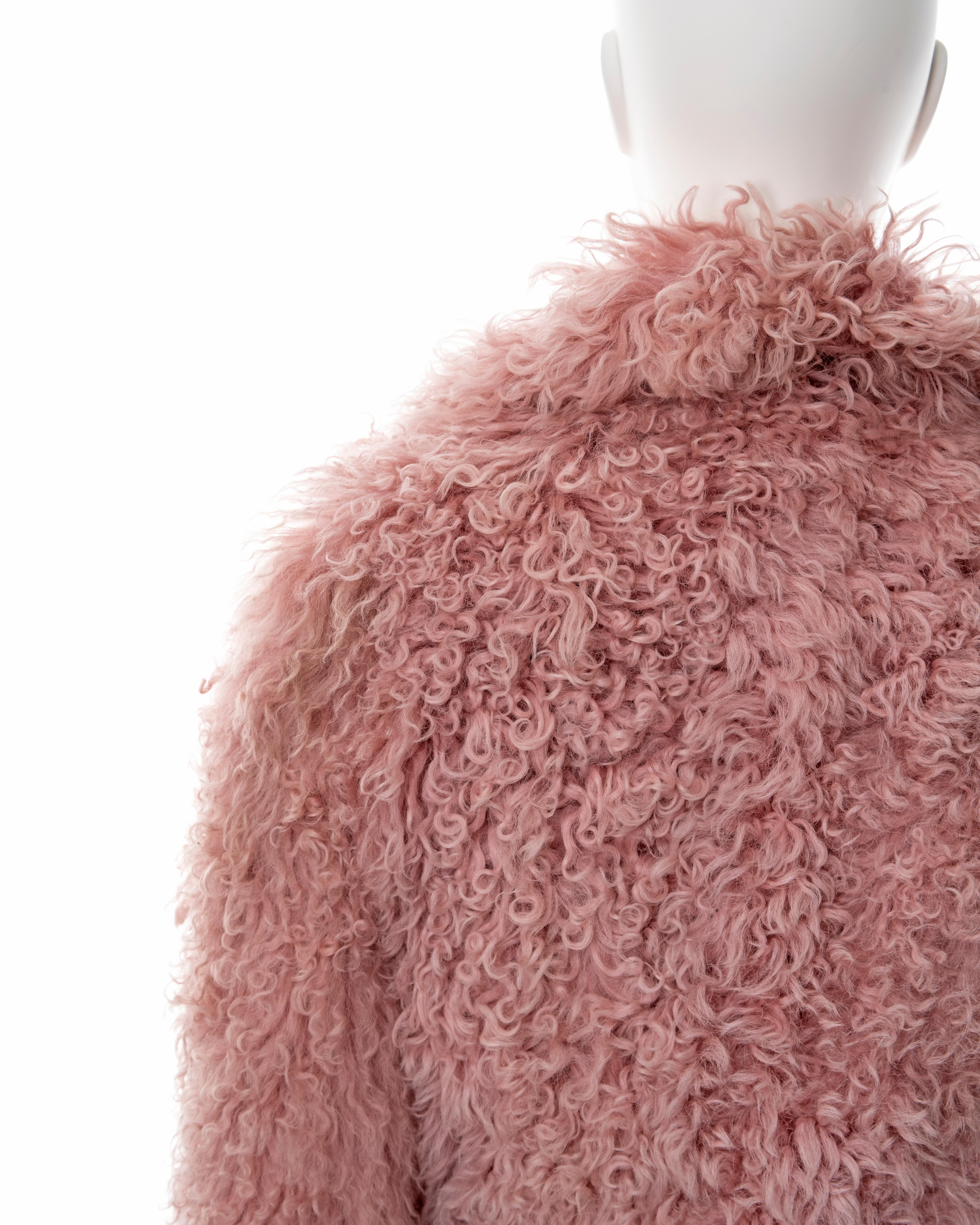 Manteau en shearling bouclé rose Gucci, fw 2014 en vente 7