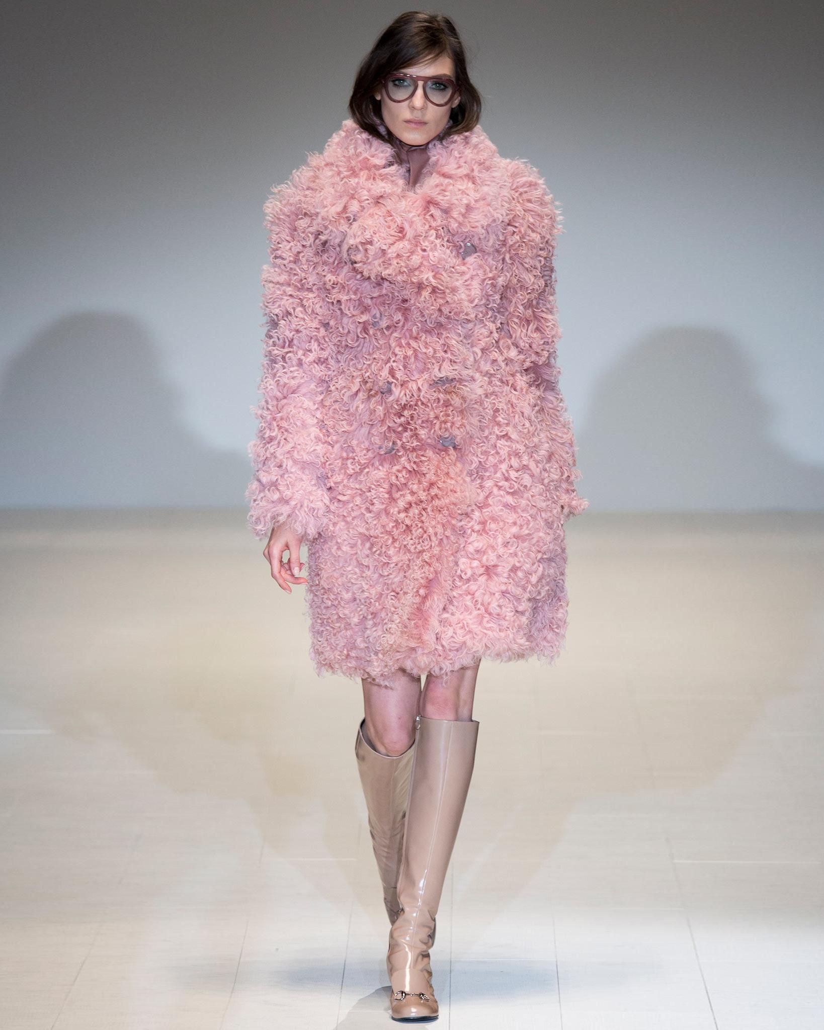 Manteau en shearling bouclé rose Gucci, fw 2014 Excellent état - En vente à London, GB