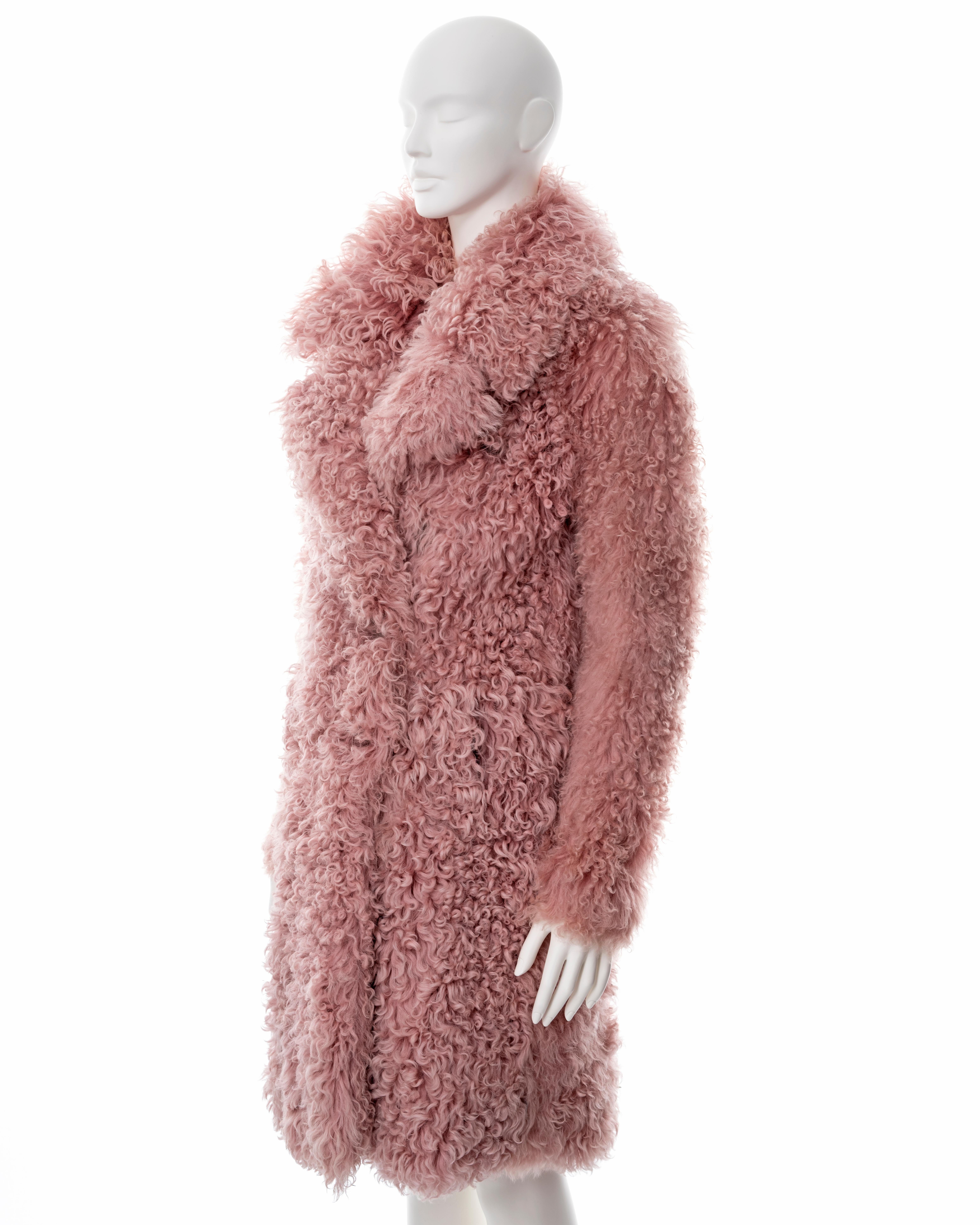 Manteau en shearling bouclé rose Gucci, fw 2014 en vente 3