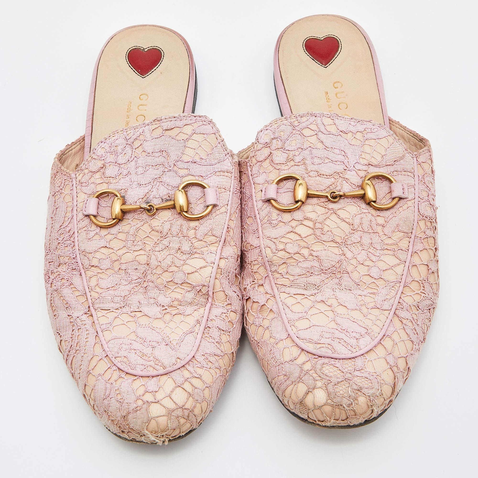 These Gucci Princetown mules are a fresh update on the perennially chic Gucci horsebit loafers. These shoes are enhanced by a gold-tone horsebit detail that has defined the Gucci collection since the very beginning. Featuring a floral lace and