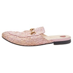 Gucci - Mule plate « Princetown » en dentelle et cuir à fleurs roses, taille 37,5