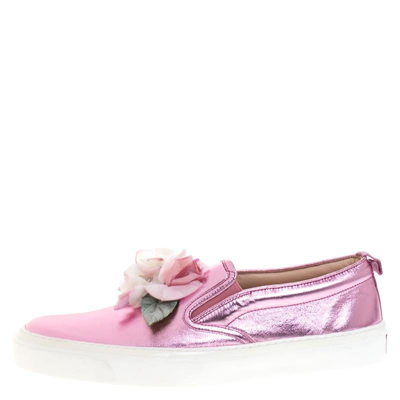 To accompany your attires with ease, Gucci brings you this pair of sneakers that speak nothing but high style. They've been crafted from pink foil leather and detailed with feminine flower appliques on the vamps. The comfortable sneakers are easy to