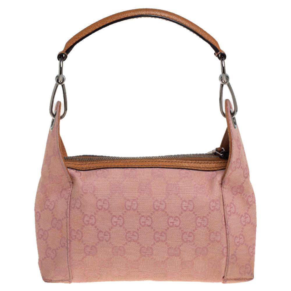 The simple silhouette and the GG canvas construction bring out the appeal of this Gucci hobo. It features a leather top handle and a zip closure that leads to a fabric-lined interior.

