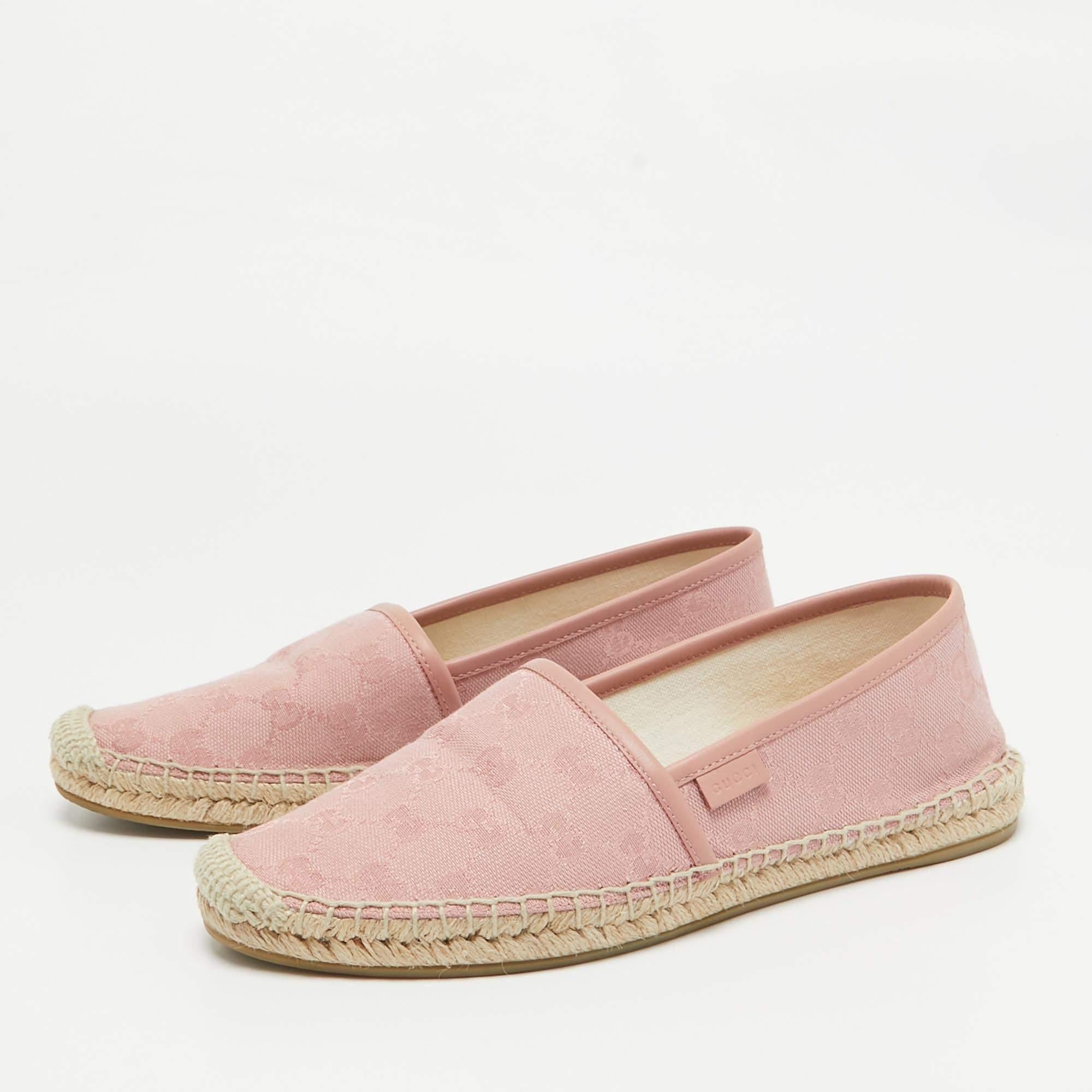 Ces espadrilles de créateur exsudent des vibrations estivales fraîches tout en apportant tout le confort nécessaire à vos pieds. Ils apportent une silhouette bien construite et l'esthétique caractéristique des maisons. A porter avec n'importe quoi :