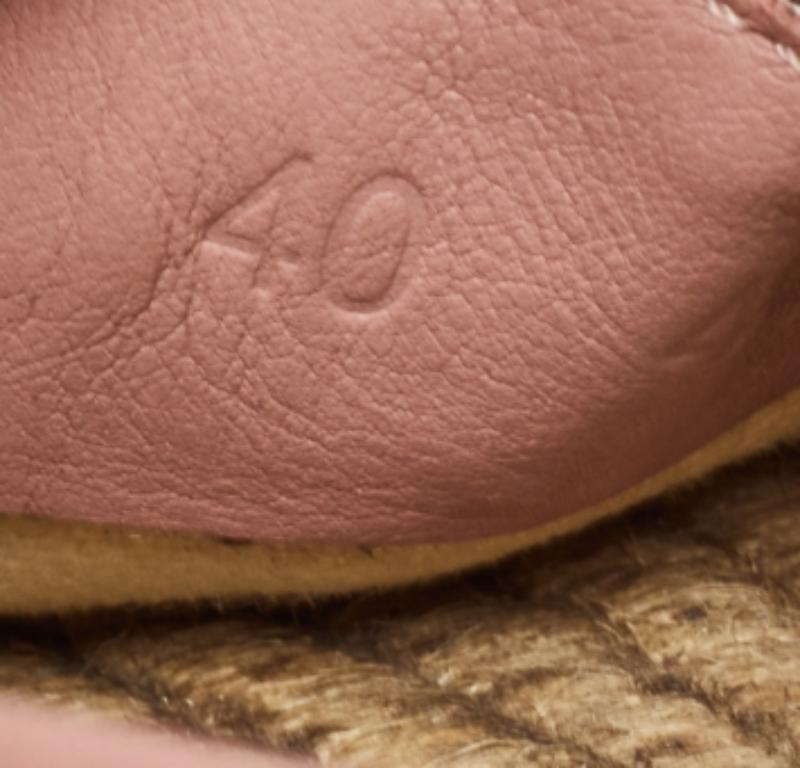 Deje que este cómodo par sea su primera elección cuando salga a pasar un largo día. Estos zapatos de diseño tienen una parte superior bien cosida y una suela resistente.