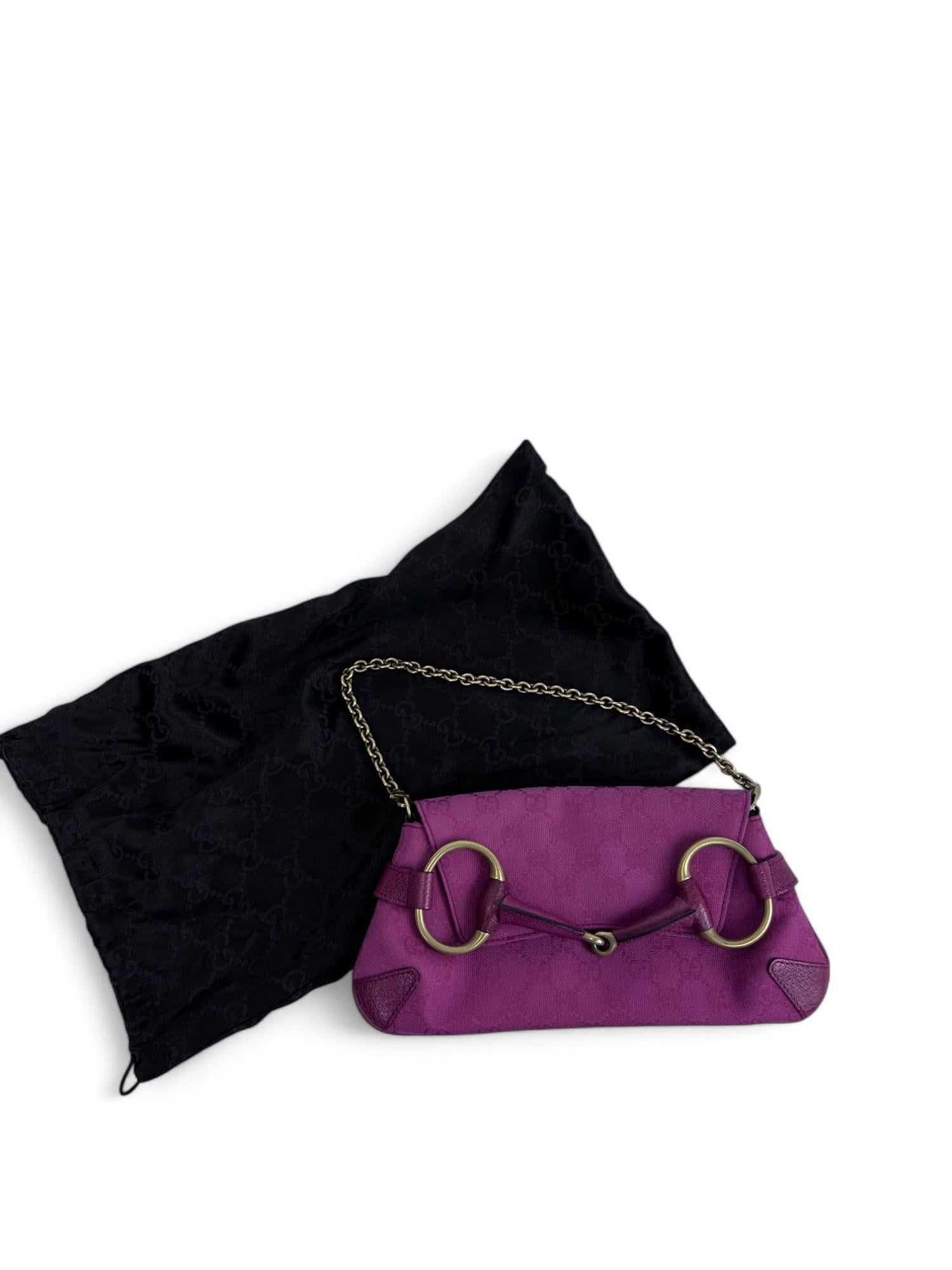 A chic and feminine take on an iconic design, this Gucci Horsebit Chain Clutch is crafted from soft pink GG monogram canvas with tonal leather trim. The structured silhouette is accented by Gucci’s signature oversized horsebit detail in polished
