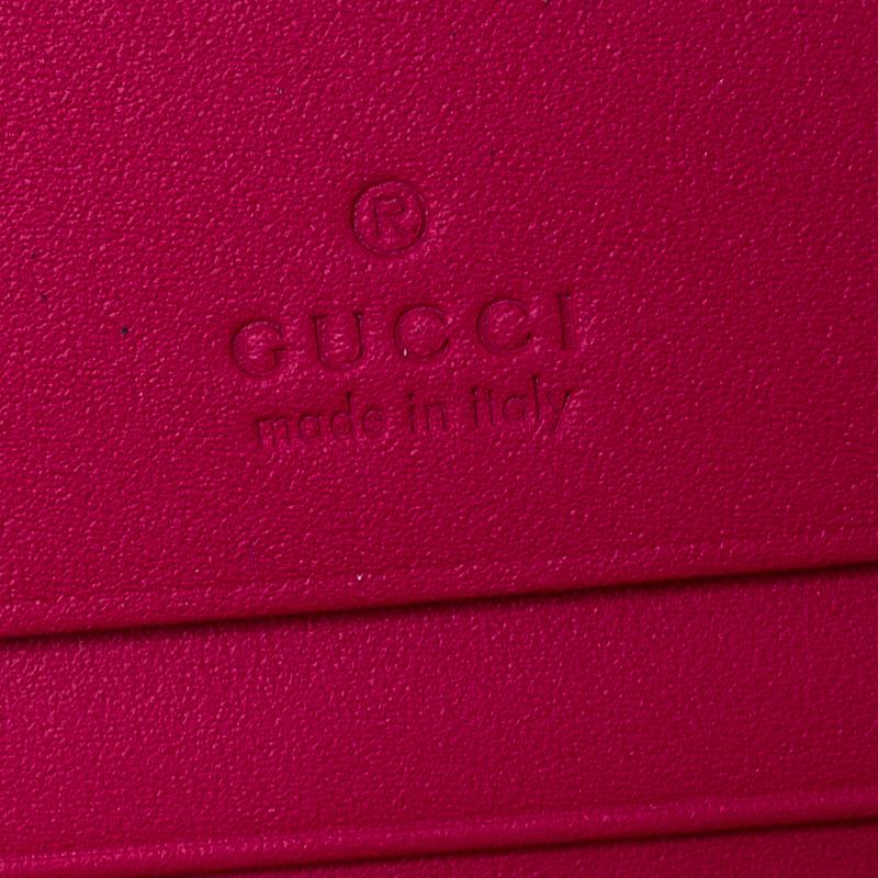 Gucci Pink/Gold Guccy Logo Leather Bifold Compact Wallet In New Condition In Dubai, Al Qouz 2