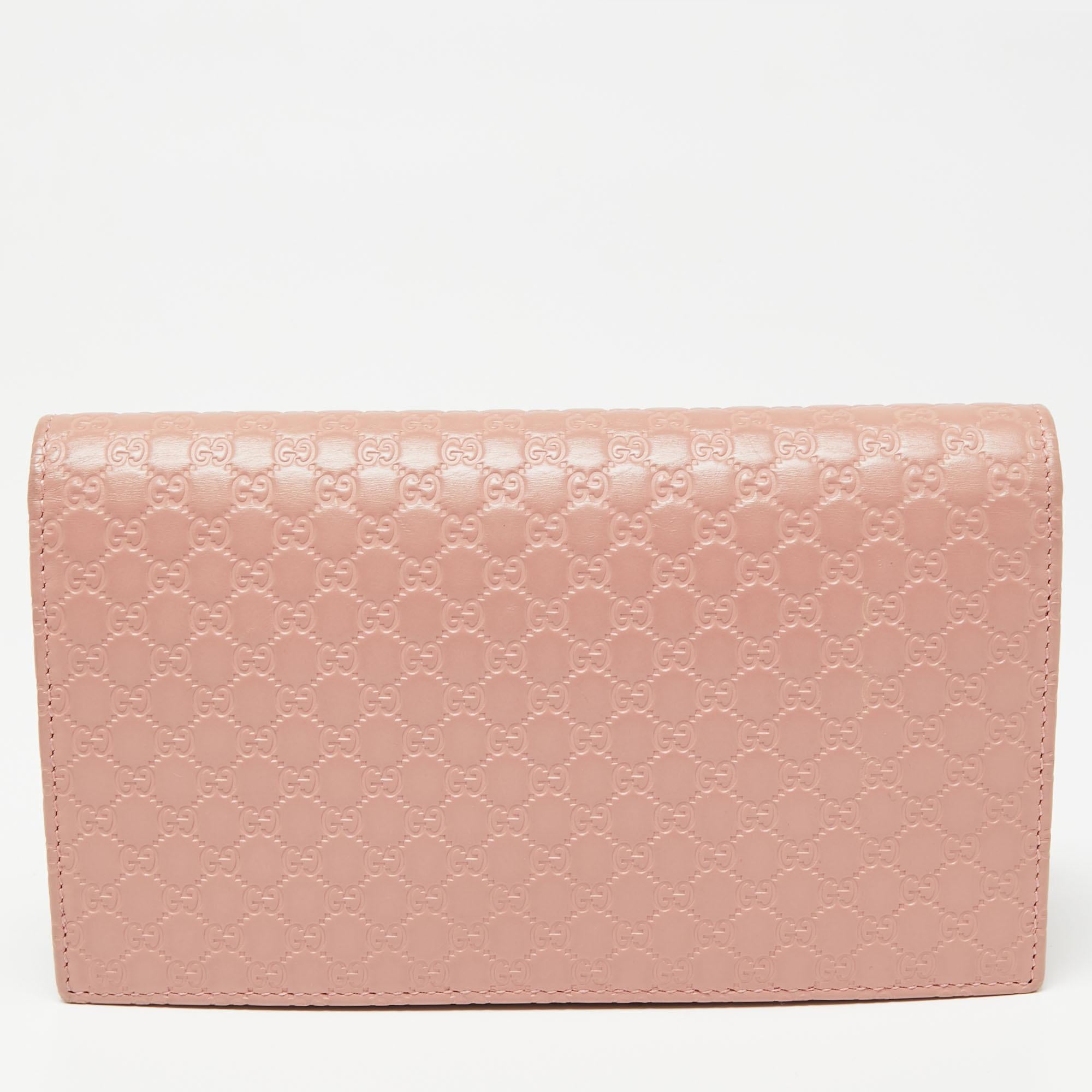 An accessory as functional and chic as this is impossible to miss! The House of Gucci brings you this stylish wallet on chain to store your personal belongings safely. It is made from pink Guccissima leather and reveals a fabric-lined interior.