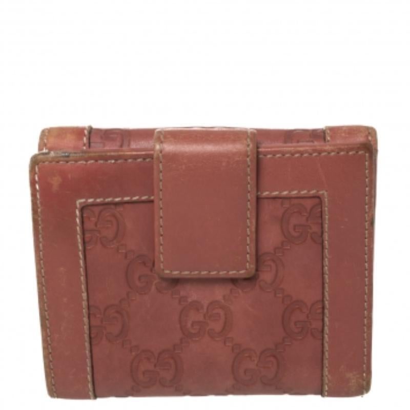 Questo portafoglio Gucci è un vero e proprio trendsetter! Realizzata in pelle Guccissima, ha un esterno rosa e sfoggia una placca metallica dorata con logo inciso sulla patta frontale. L'interno in pelle e tessuto ospita tasche per gli slip e