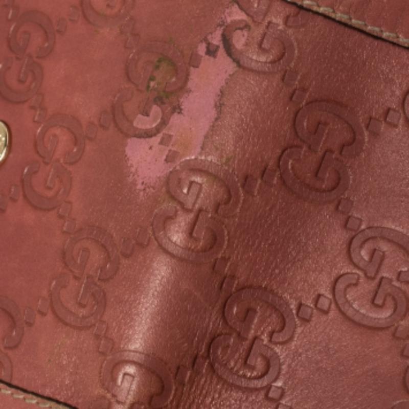 Portafoglio Gucci in pelle rosa Guccissima in vendita 3