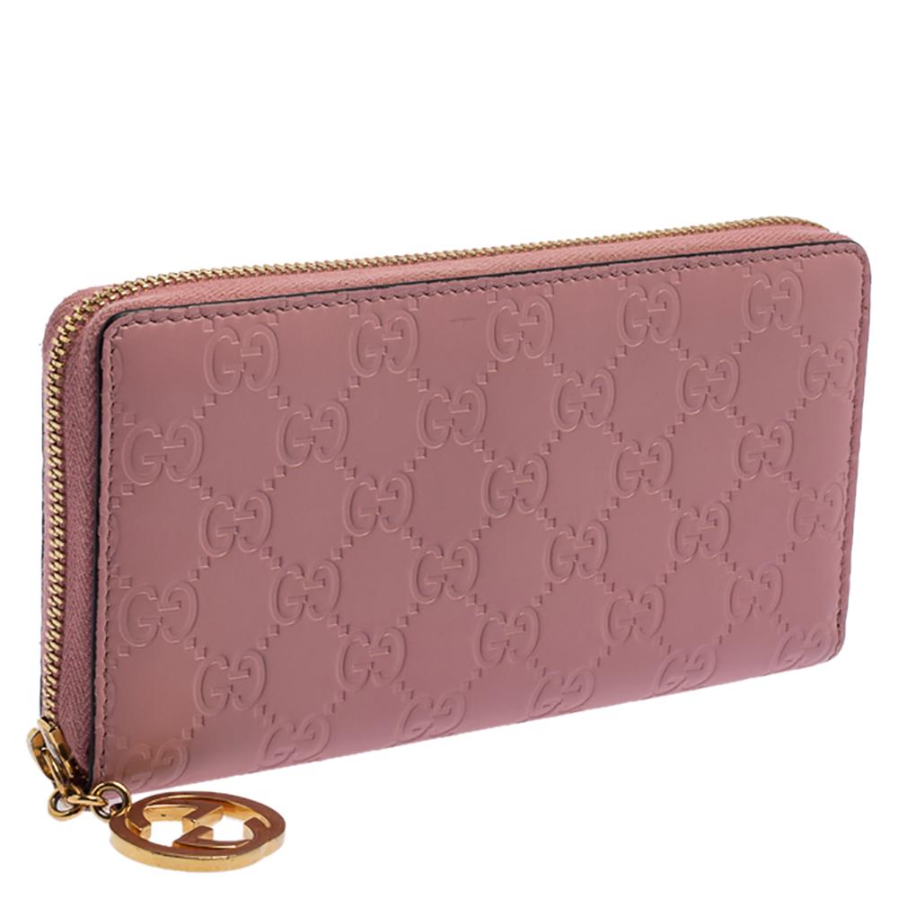 Give your cash and cards a stylish home with this magnificent wallet from the house of Gucci. Designed to perfection and crafted from the signature Guccissima leather, this wallet can be your go-to accessory. Featuring a lovely pink shade and a