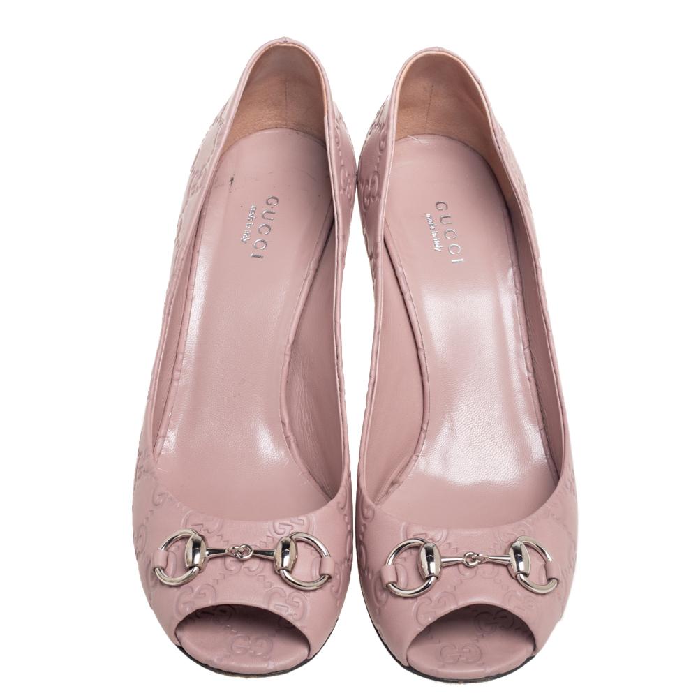 Excellently designed using signature elements of the House, these pumps from Gucci fashionably represent the brand's skill. Their exterior is carved using pink Guccissima leather and is decorated with a silver-toned Horsebit motif. Additionally,