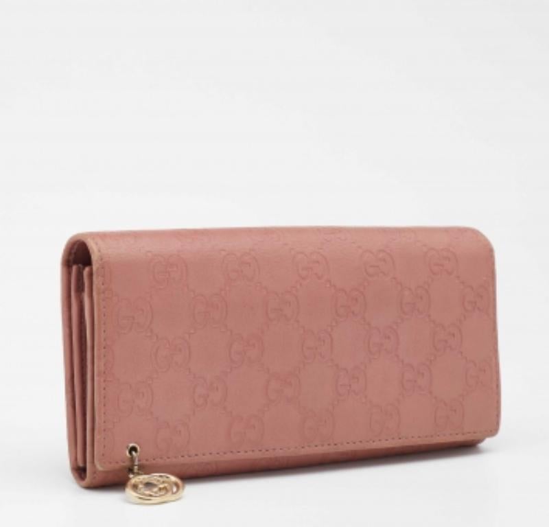 Lending signature aesthetics to your ensemble, this Gucci wallet is a must-have. Created from Guccissima Leather, it features an interlocking G charm, gold-tone hardware, and a compartmentalized interior.