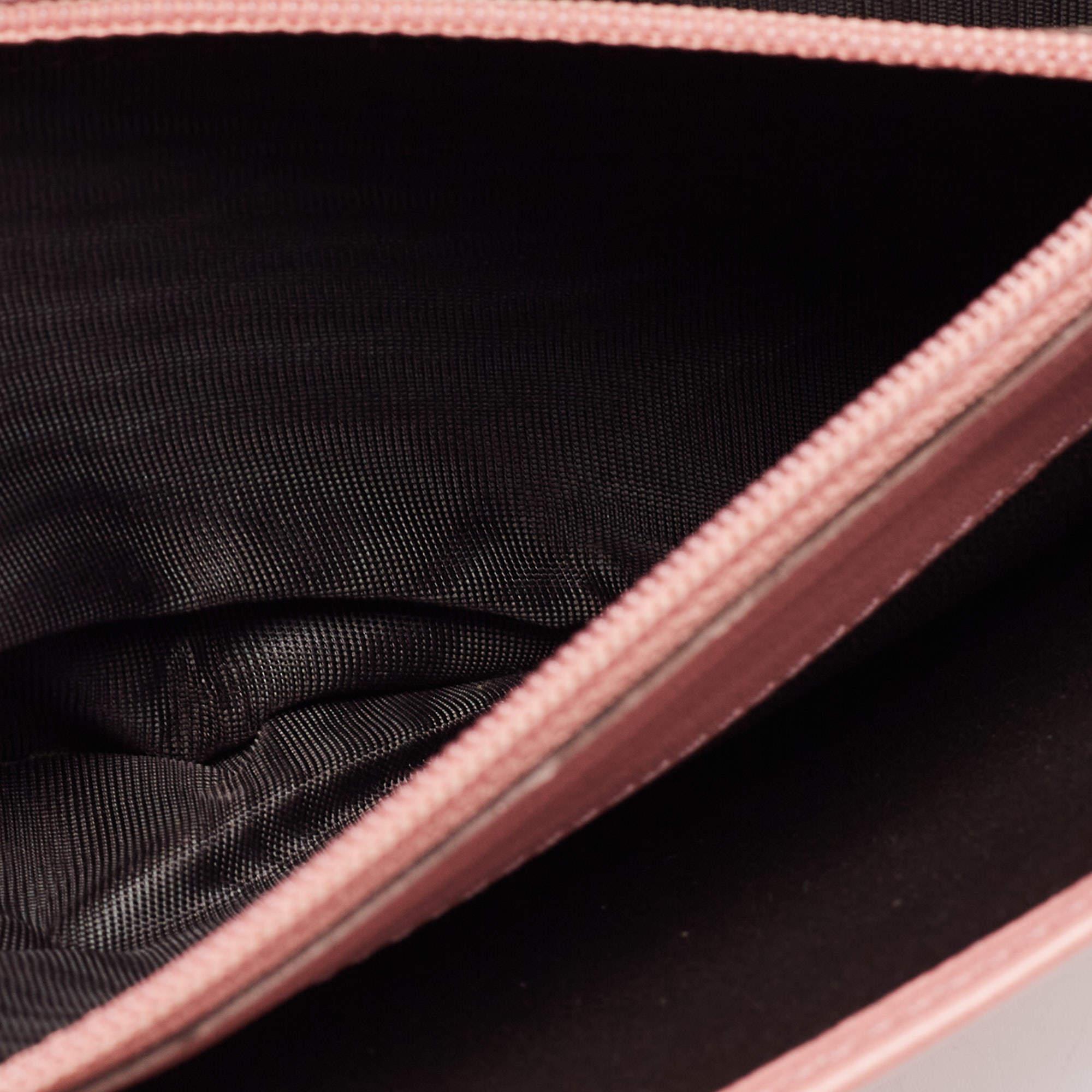 This designer wallet is practical and sophisticated in design. Created from luxe materials, its compartmentalized interior will keep your cash and cards in order.