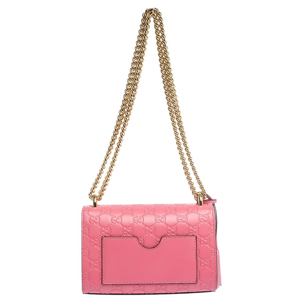 Swing this gorgeous bag and fetch endless compliments. This Gucci creation has been beautifully crafted from pink Guccissima leather with a flap that carries a signature padlock. The insides are lined with suede and sized to dutifully hold your