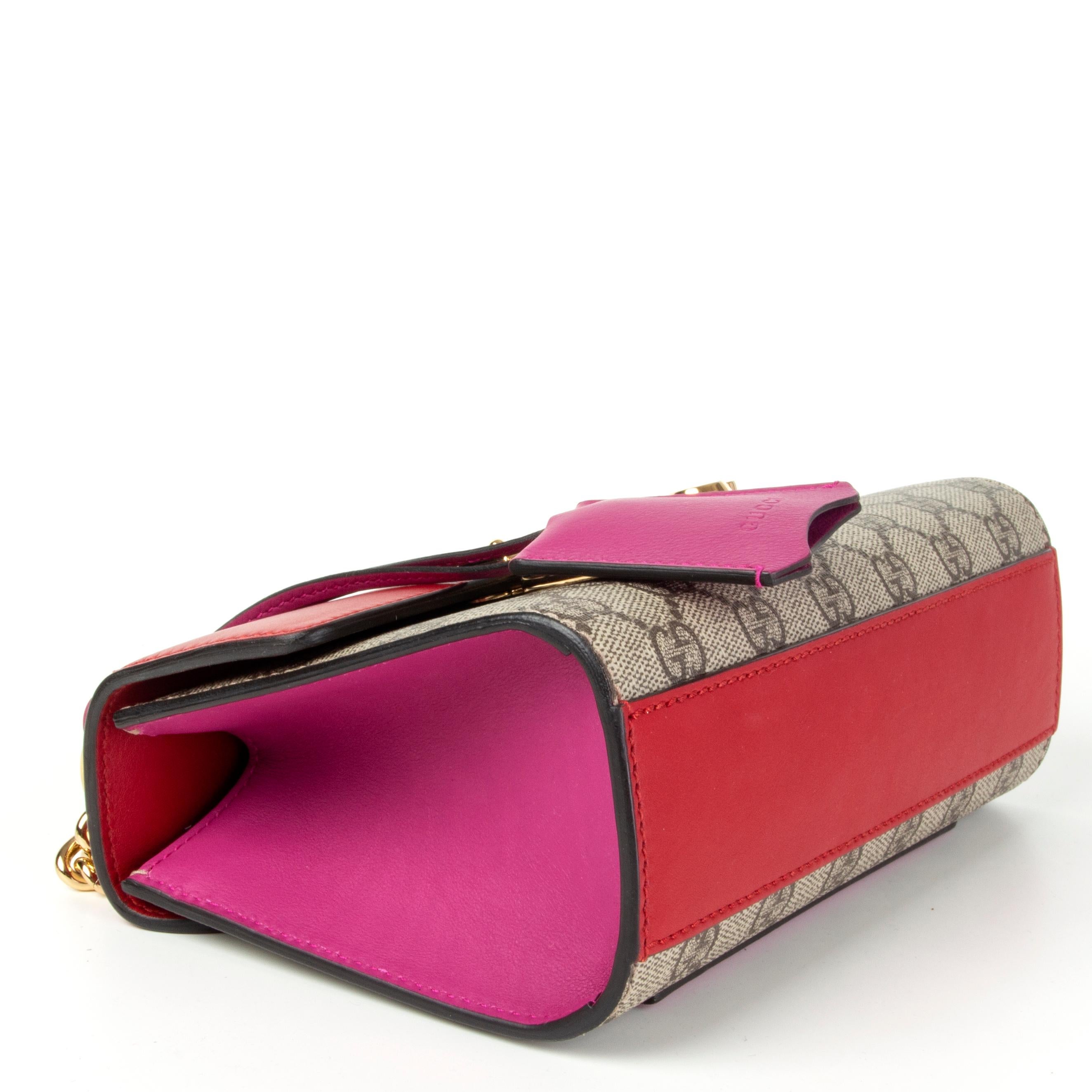 GUCCI rosa Hibiskus PADLOCK SMALL GG SUPREME Umhängetasche im Zustand „Hervorragend“ in Zürich, CH