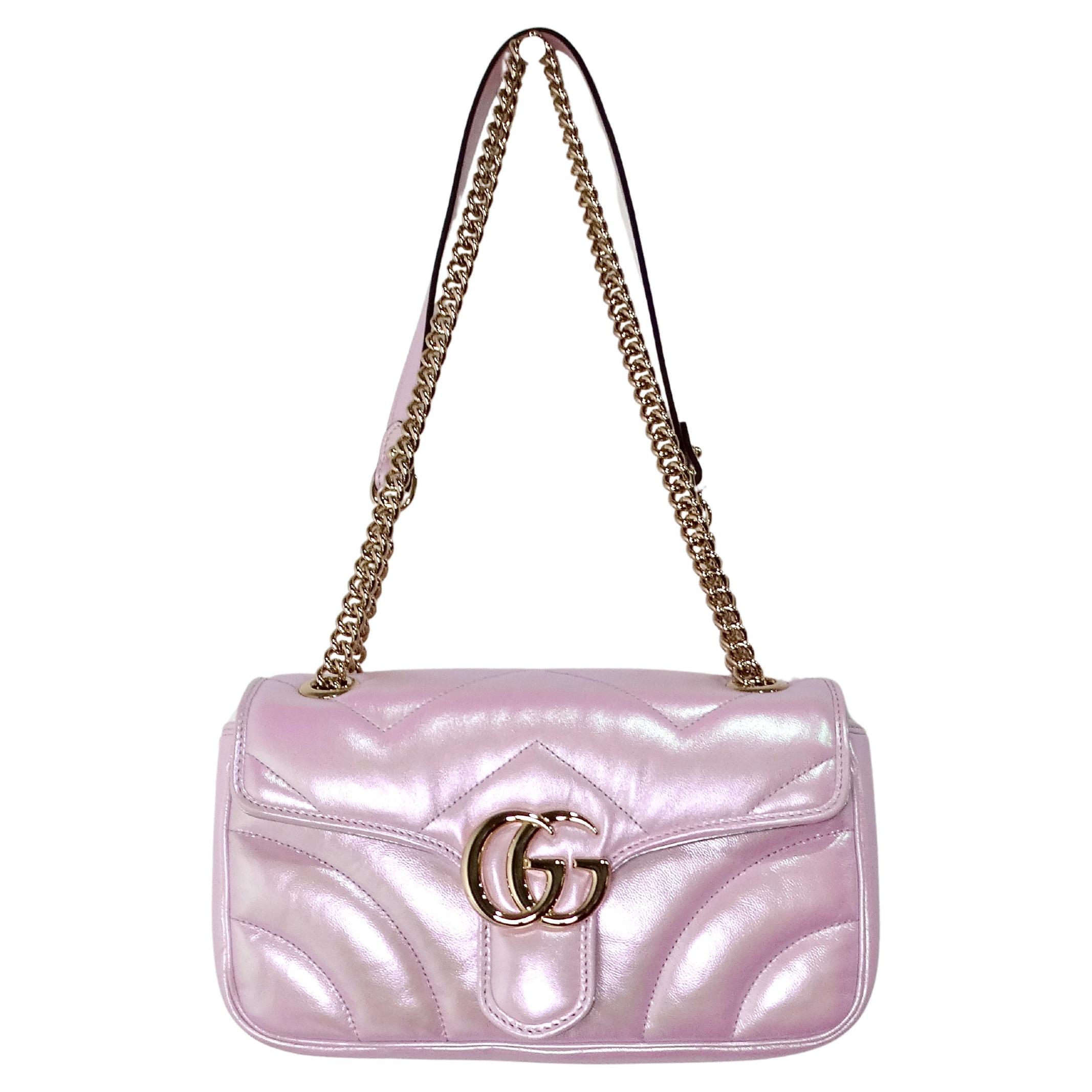 El Bolso de hombro Gucci Rosa Napa Iridiscente Chevron Matelasse GG es una pieza impresionante que combina a la perfección lujo y versatilidad. Confeccionado en napa rosa iridiscente, presenta un estampado acolchado chevron que añade textura y